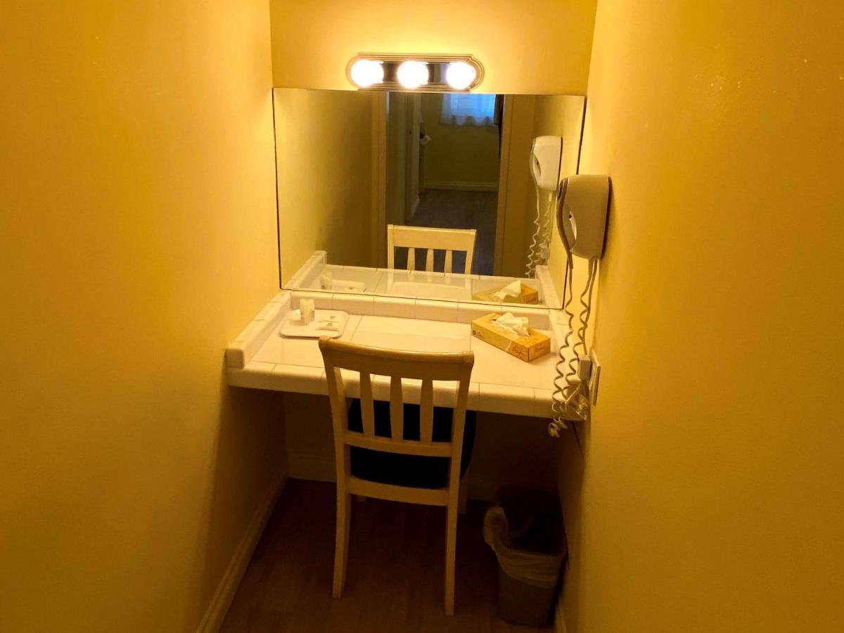 Deluxe King Room with Two King Beds,1006799710:JPEG