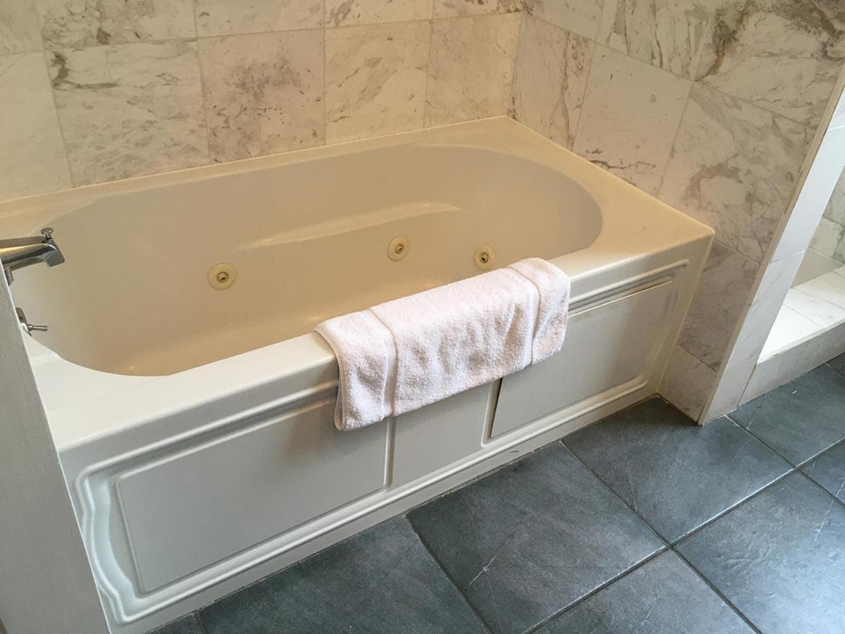 One-Bedroom Apartment,1019961370:JPEG