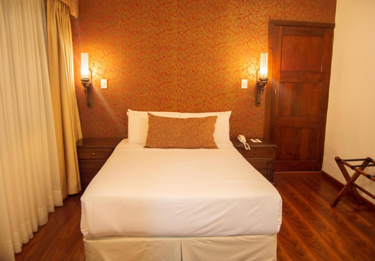 Habitación con cama grande