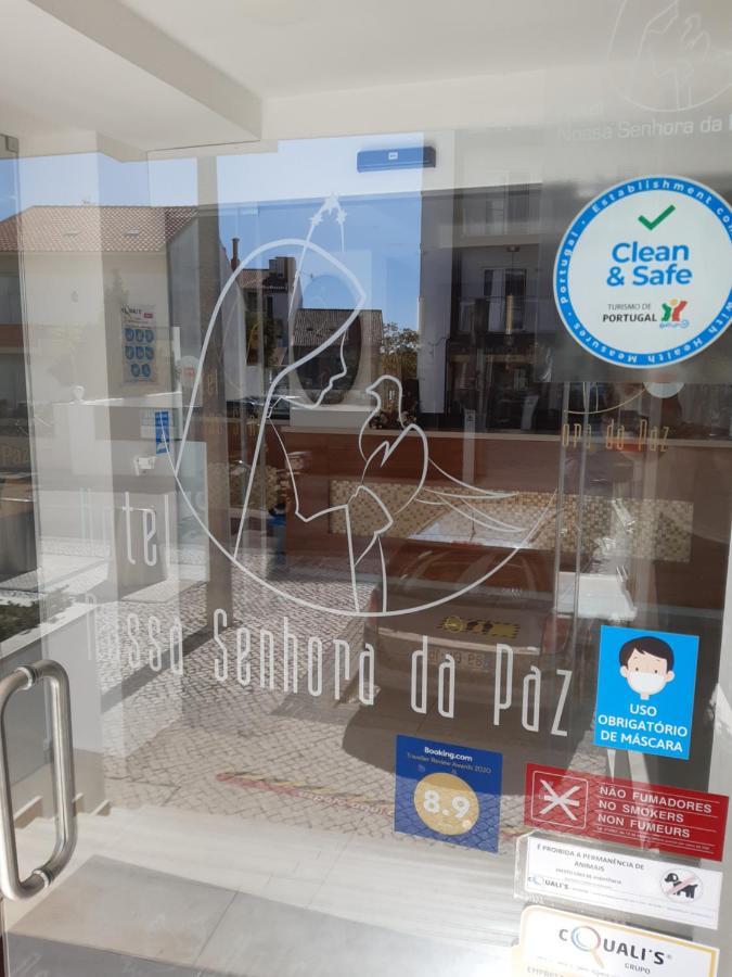 Quarto com 2 Camas de Solteiro e Banheiro Privativo