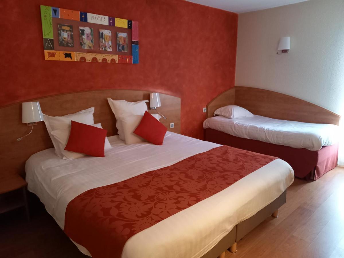 Chambre Supérieure avec 1 Lit Double et 2 Lits Simples