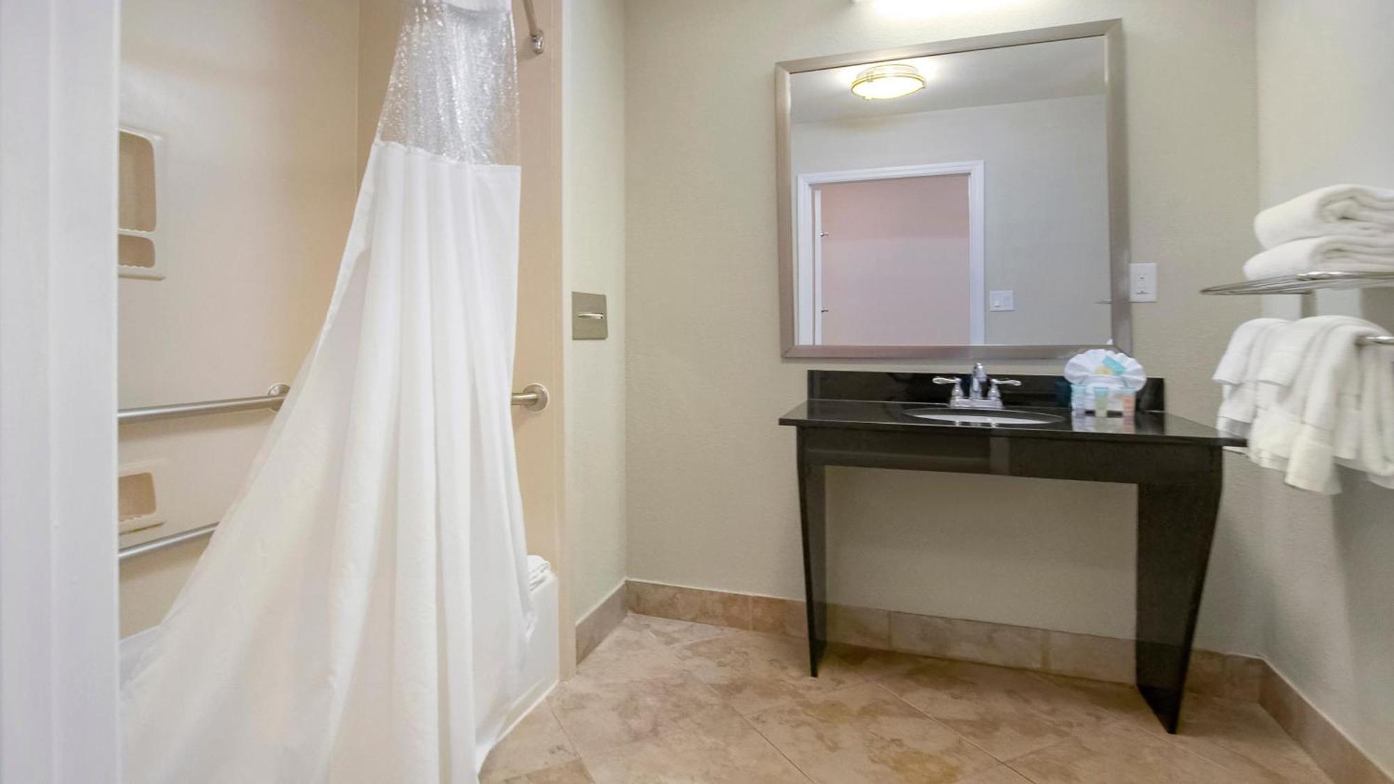 Chambre Lit King-Size - Accessible aux Personnes à Mobilité Réduite