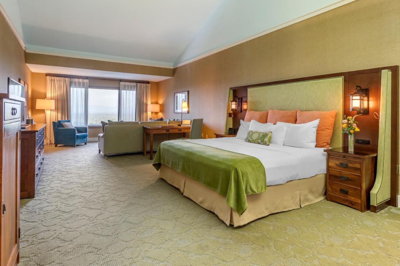 Premium Club Floor Room One King Bed,1589417197:JPEG