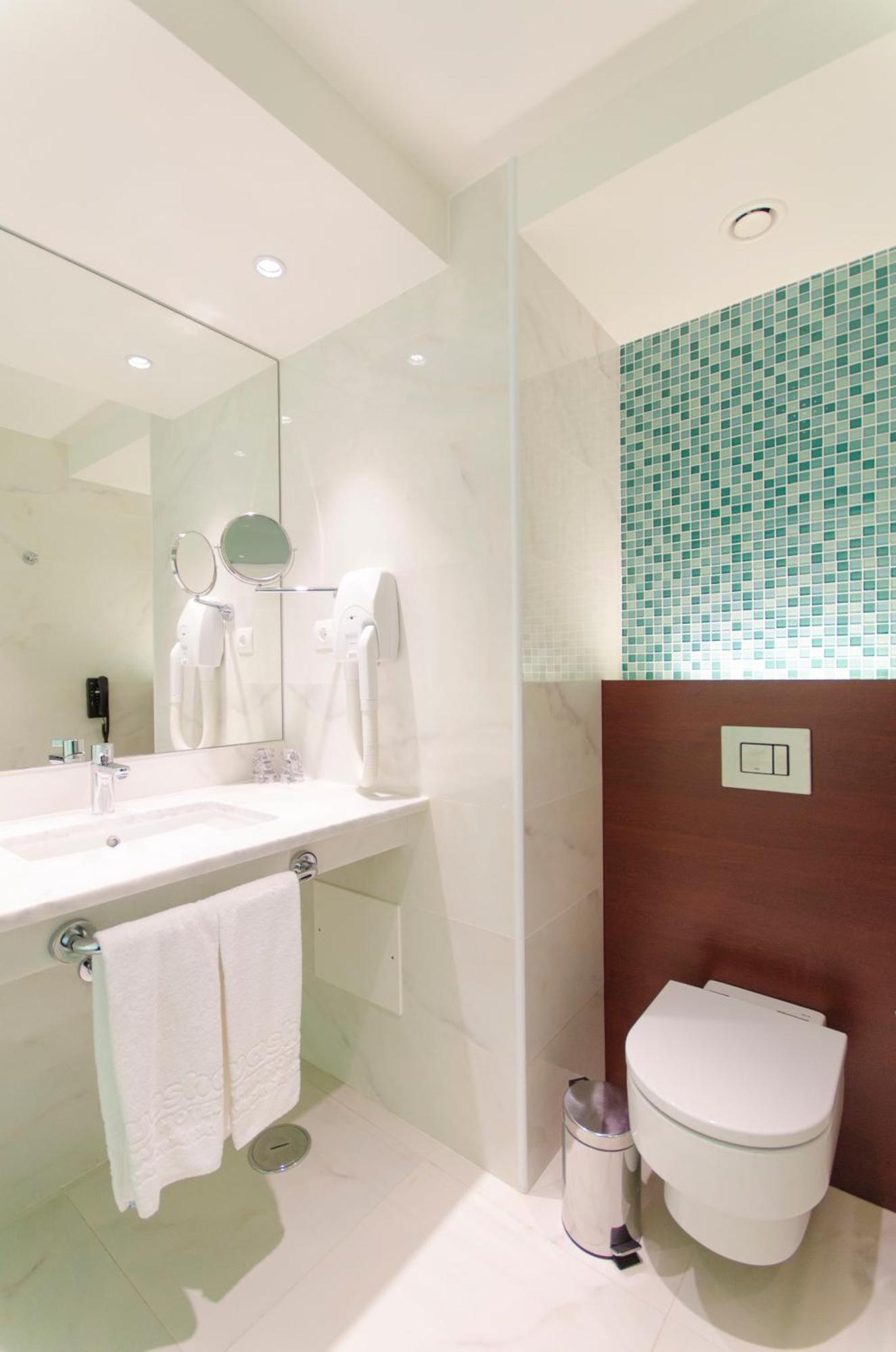 Twin Room (1 Adult + 2 Children)