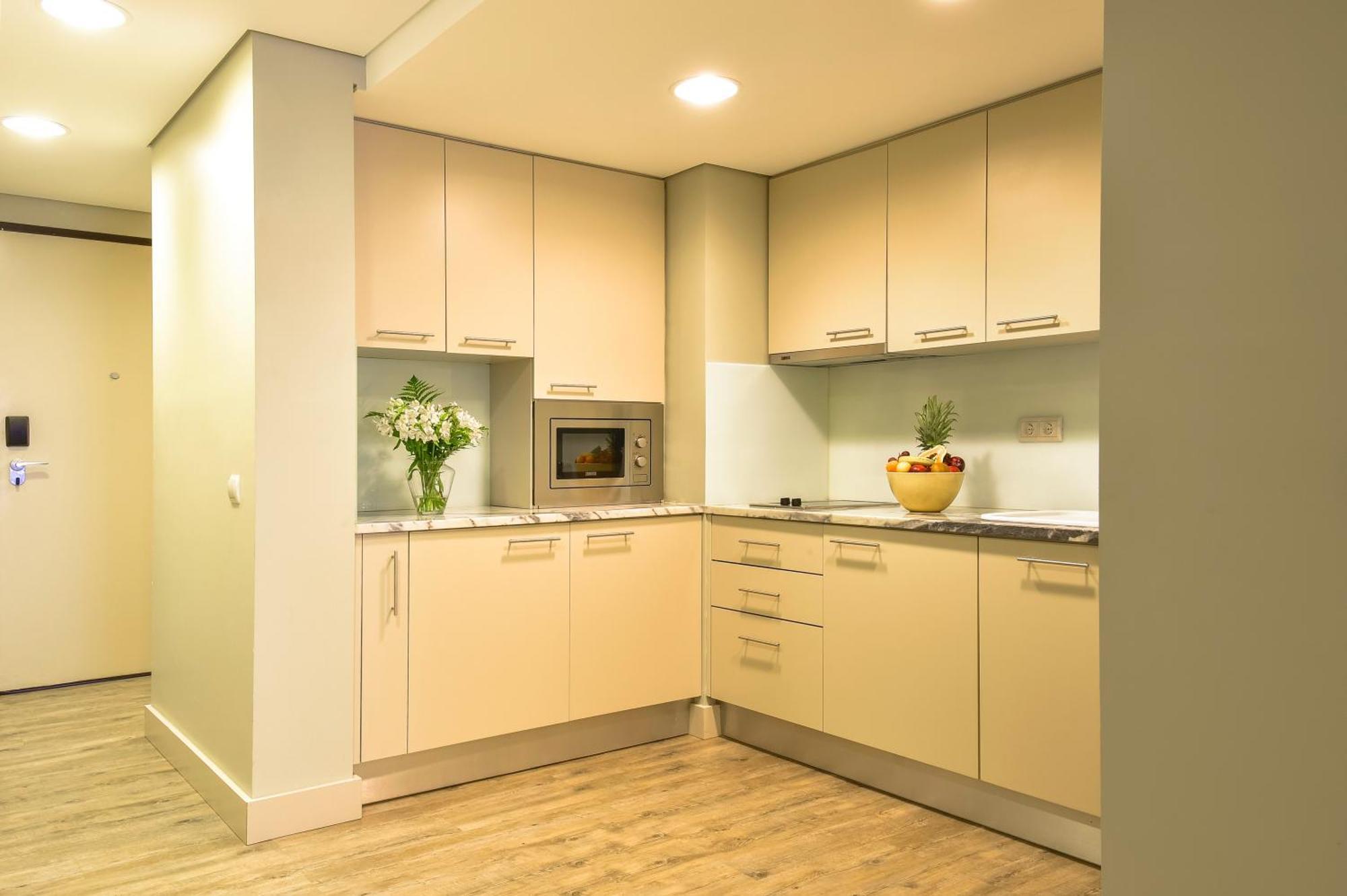 Apartamento Premium de 2 Quartos com Varanda e Vista da Piscina