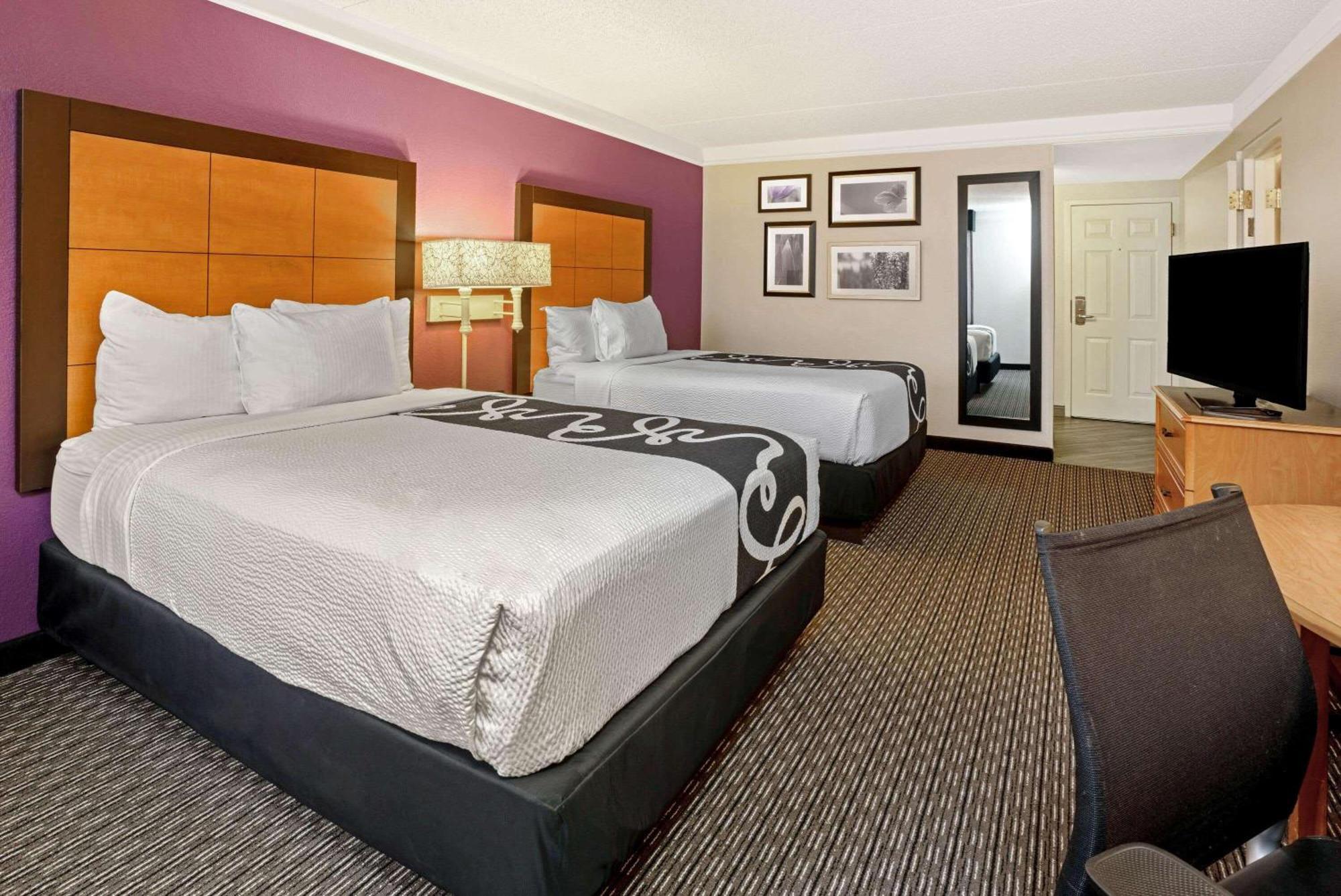 Deluxe Suite with Two Double Beds - Mobility Access/Non-Smoking