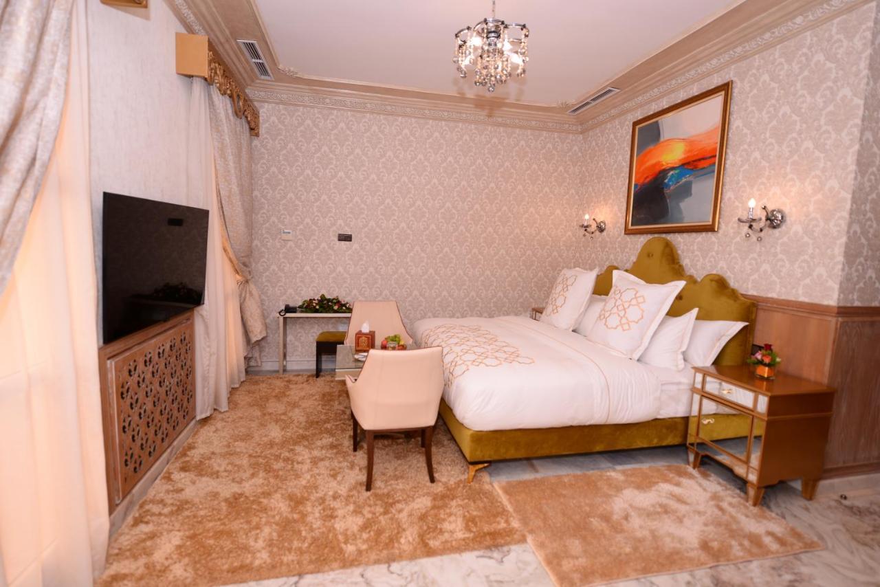 Suite con cama grande y vistas a la piscina