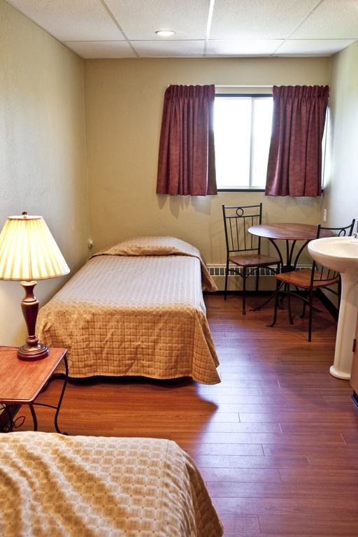 Chambre Lits Jumeaux avec Salle de Bains Commune