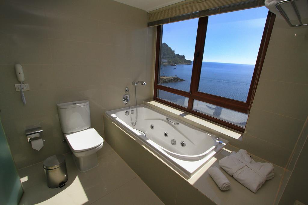 Suite Premium con cama extragrande y vistas al lago - No fumadores