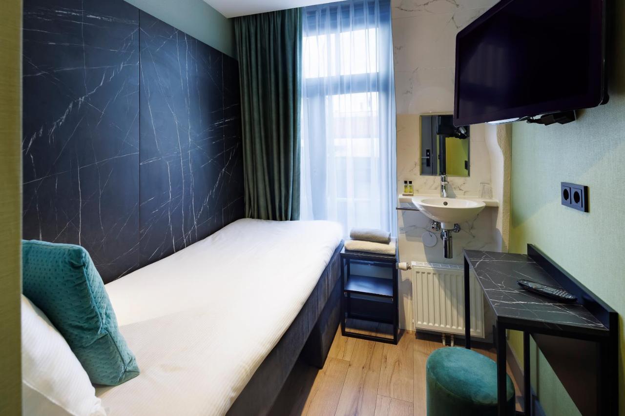 Single Room with Shared Toilet,1593913322:JPEG