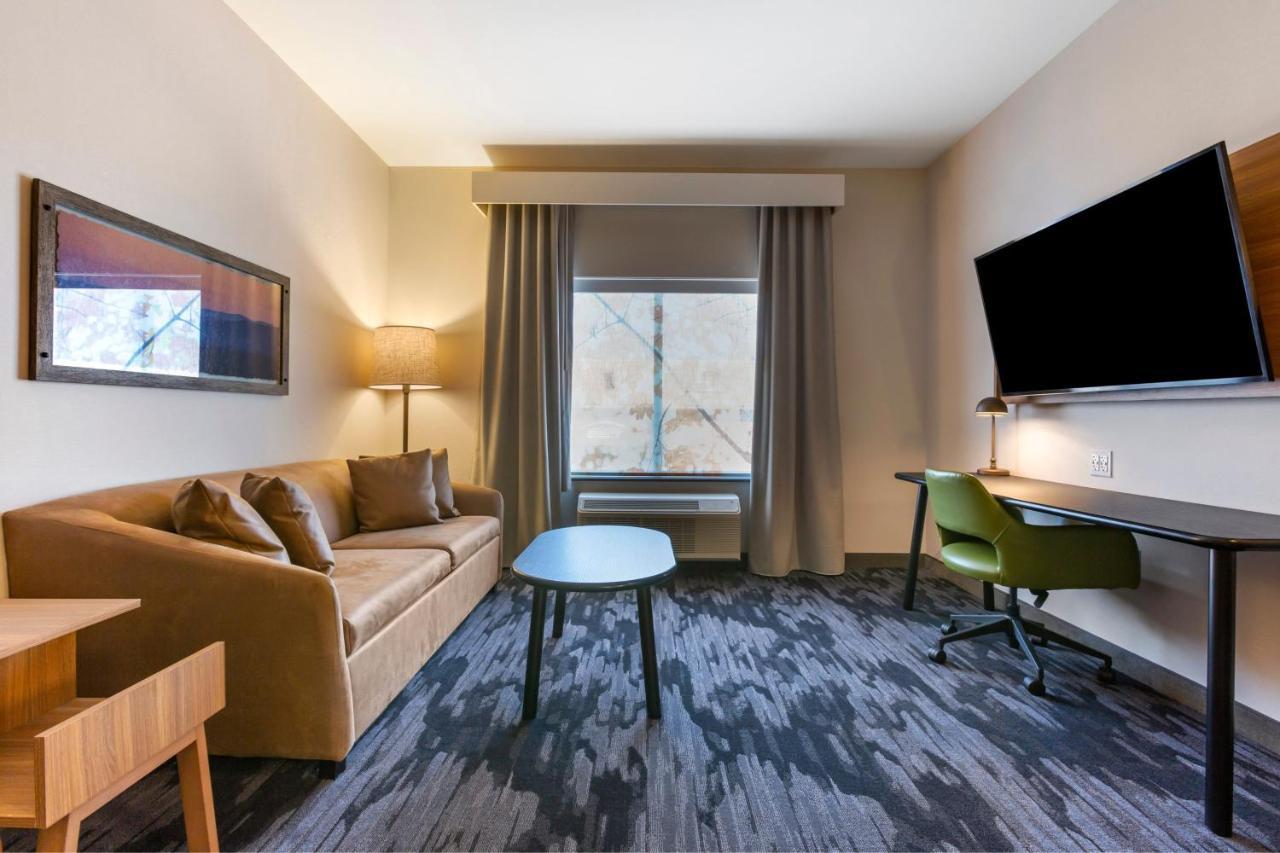 King Suite with Bathtub and Sofa Bed - Mobility Access