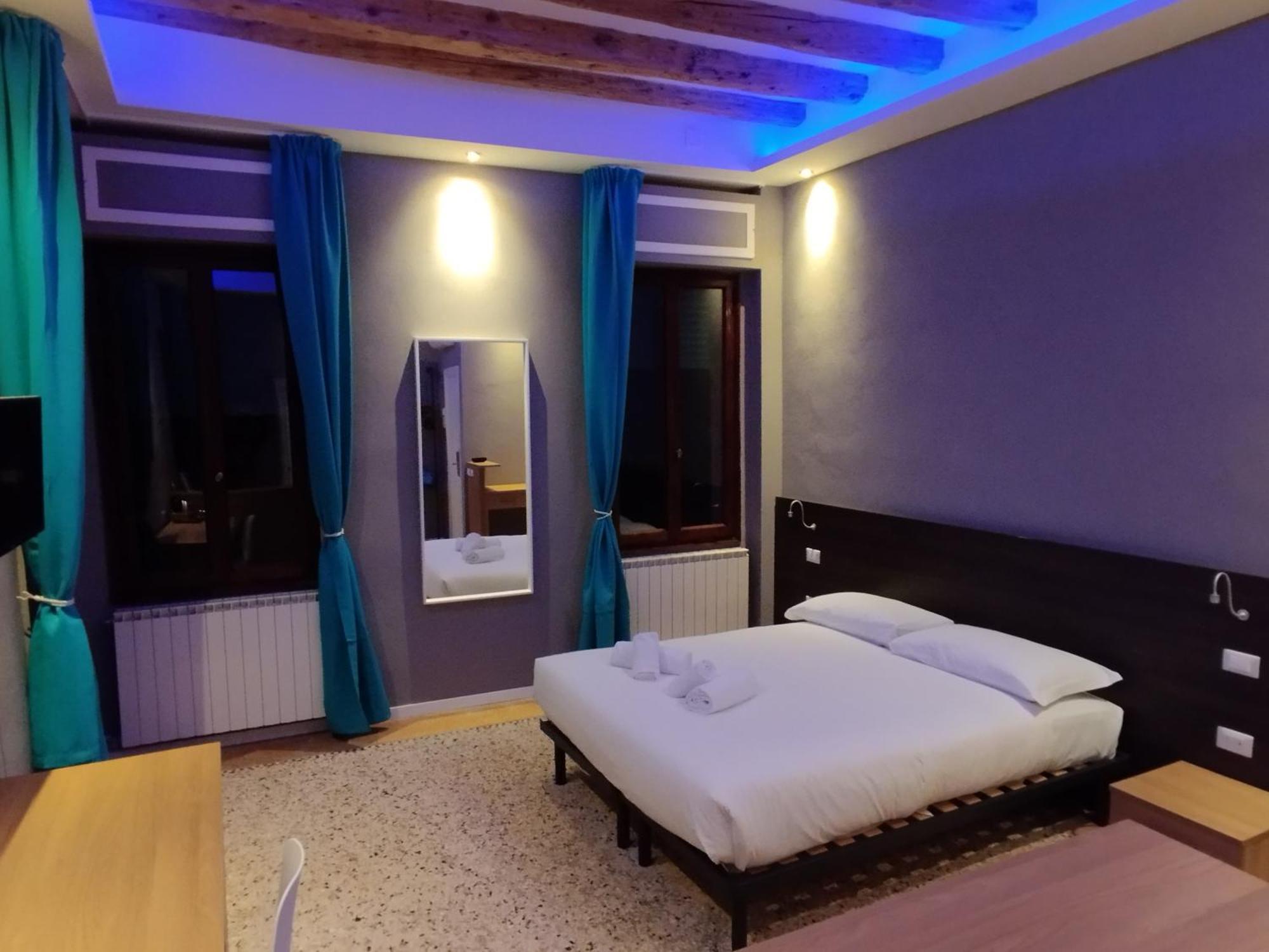 Chambre Double ou Lits Jumeaux avec Salle de Bains Privative