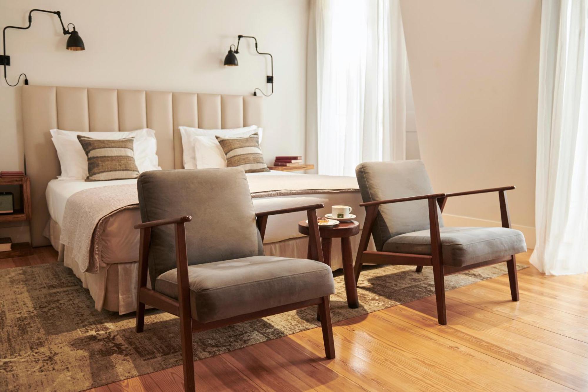 Habitación con cama extragrande y vistas al jardín