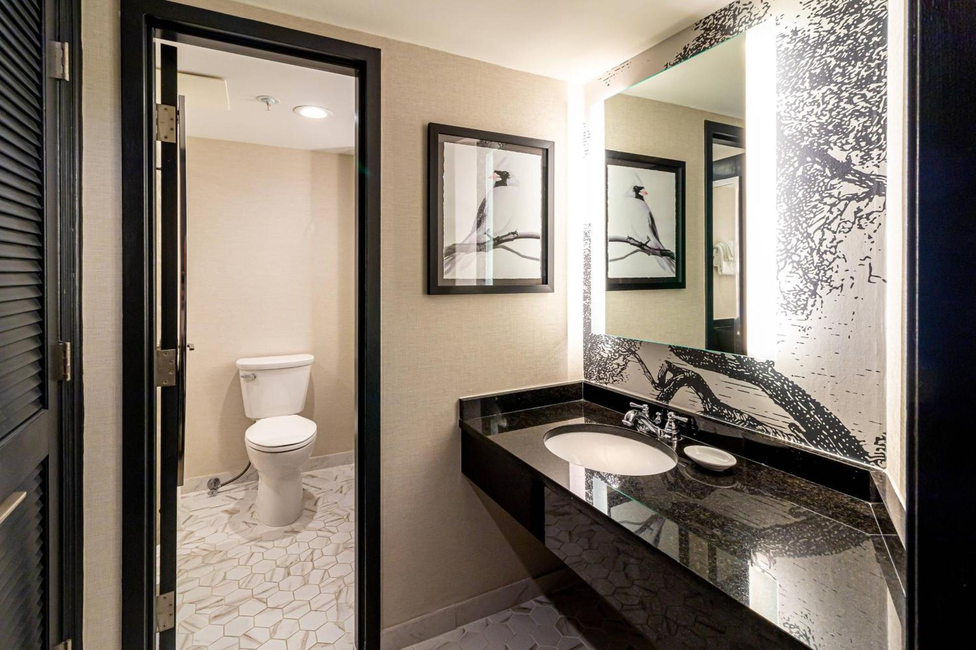 Premium Queen Room with Balcony,1541032570:JPEG