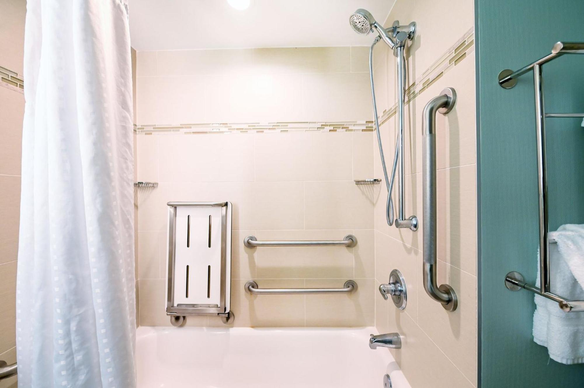 Standard Zimmer mit Kingsize-Bett und barrierefreier Badewanne – barrierefrei