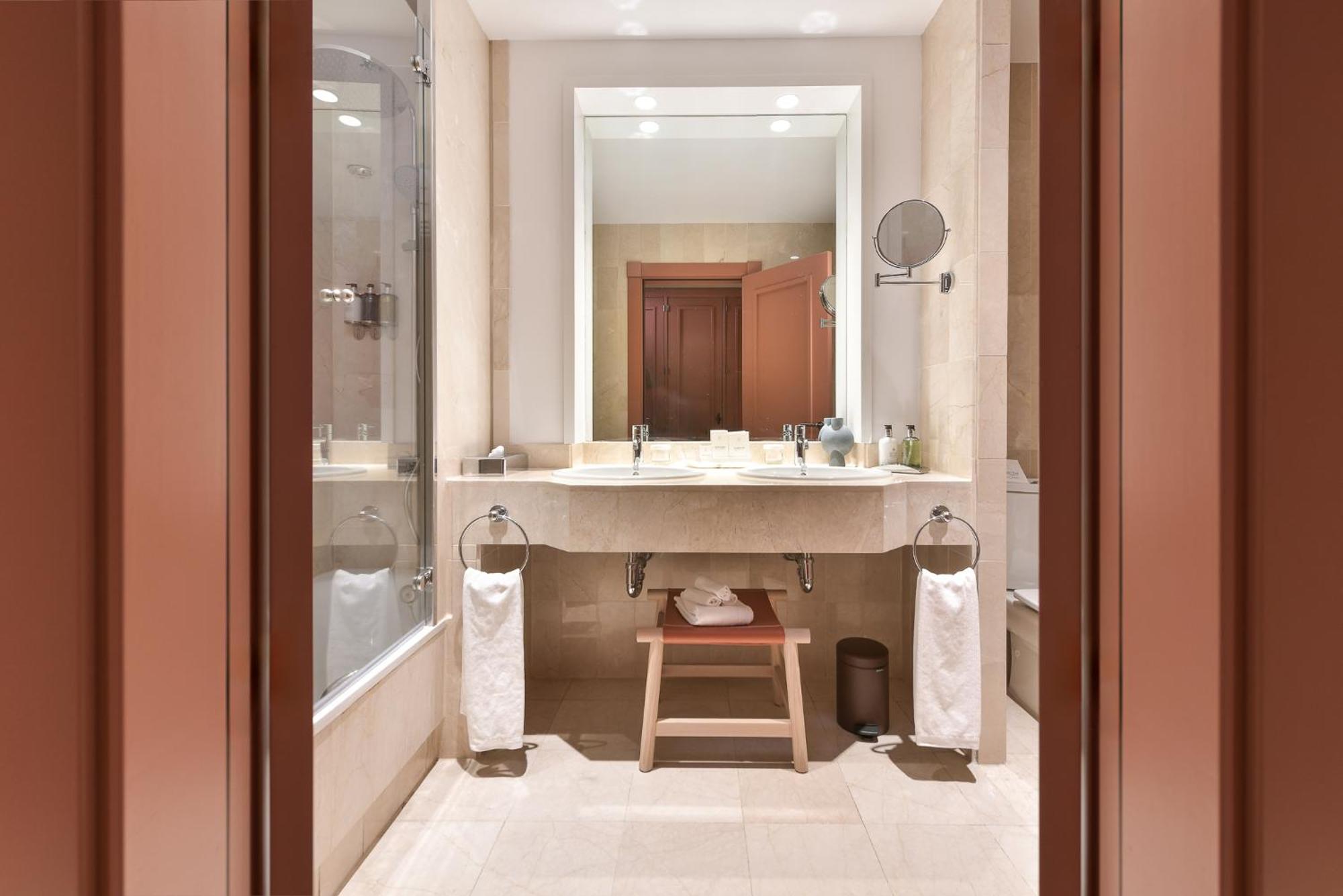 Suite Junior con vistas parciales al mar (2 adultos + 1 niño)
