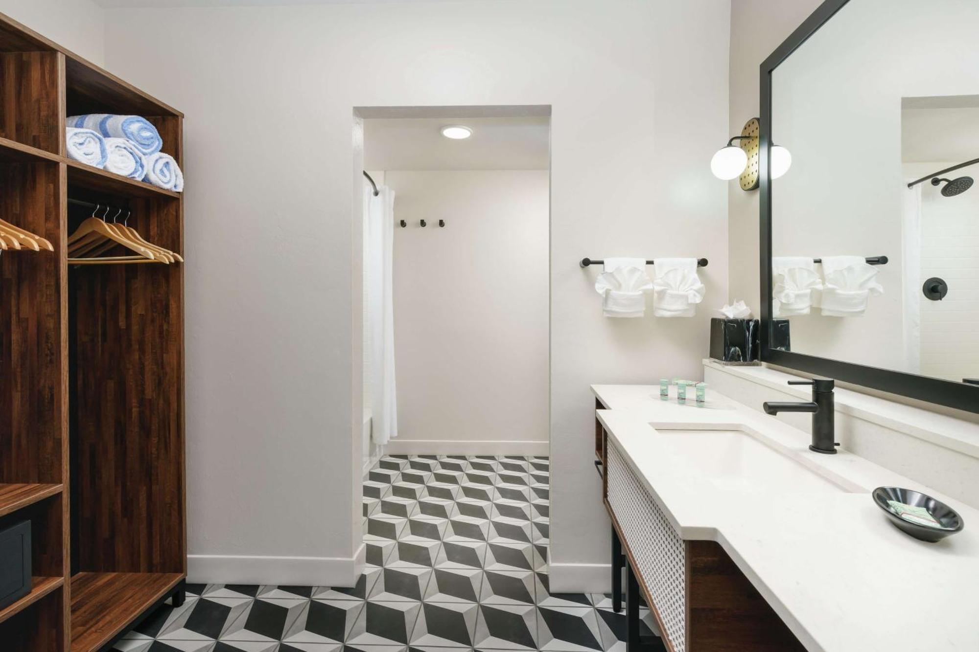 Queen Room with Two Queen Beds and Pool View,1557107341:JPEG