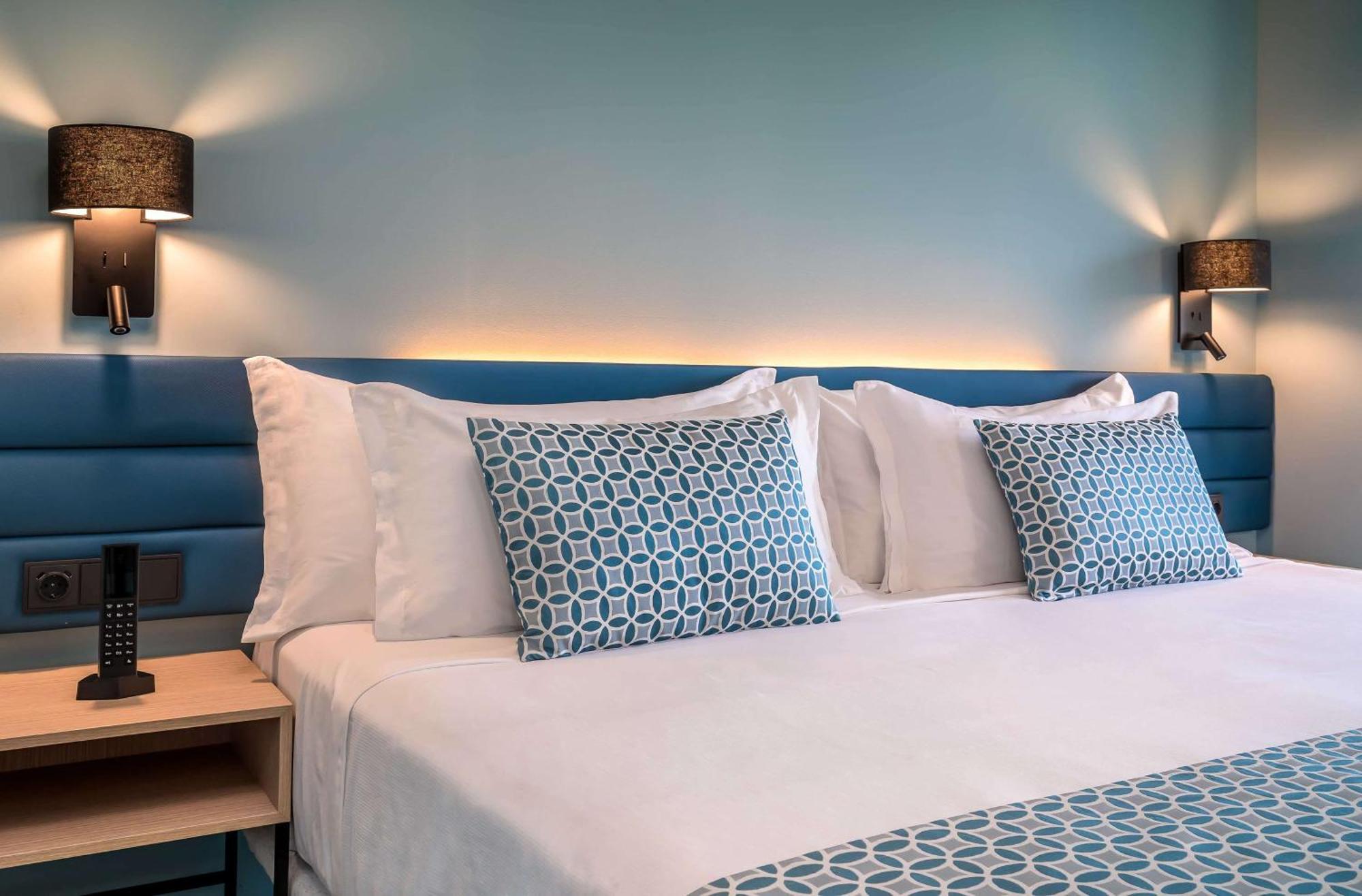 Chambre Double ou Lits Jumeaux Supérieure avec Vue Latérale sur la Mer