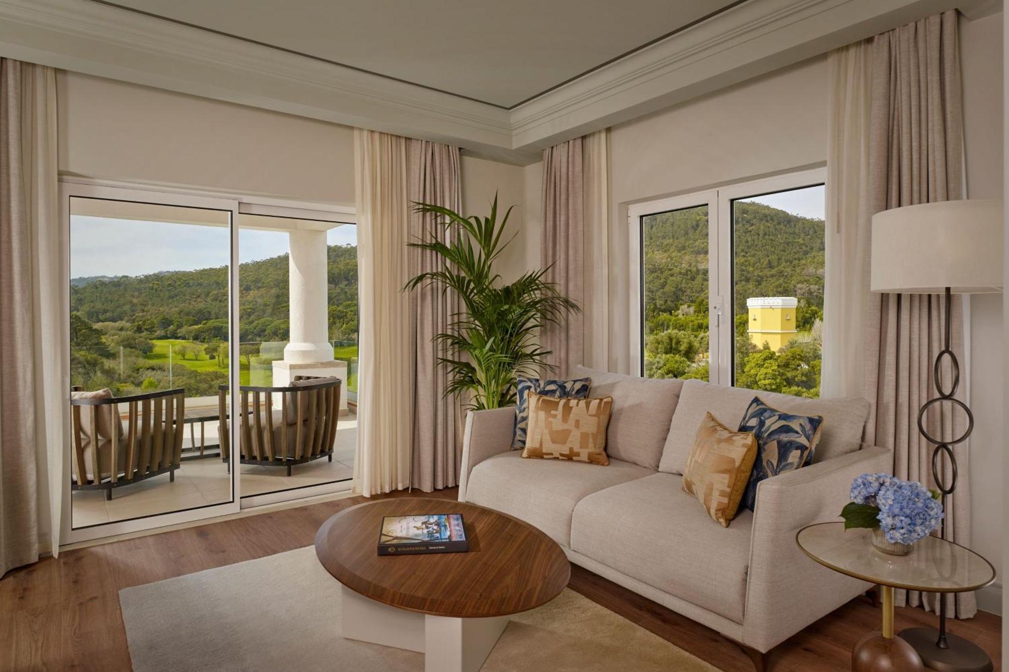 Suite Executive de 1 dormitorio con cama extragrande y vistas al complejo