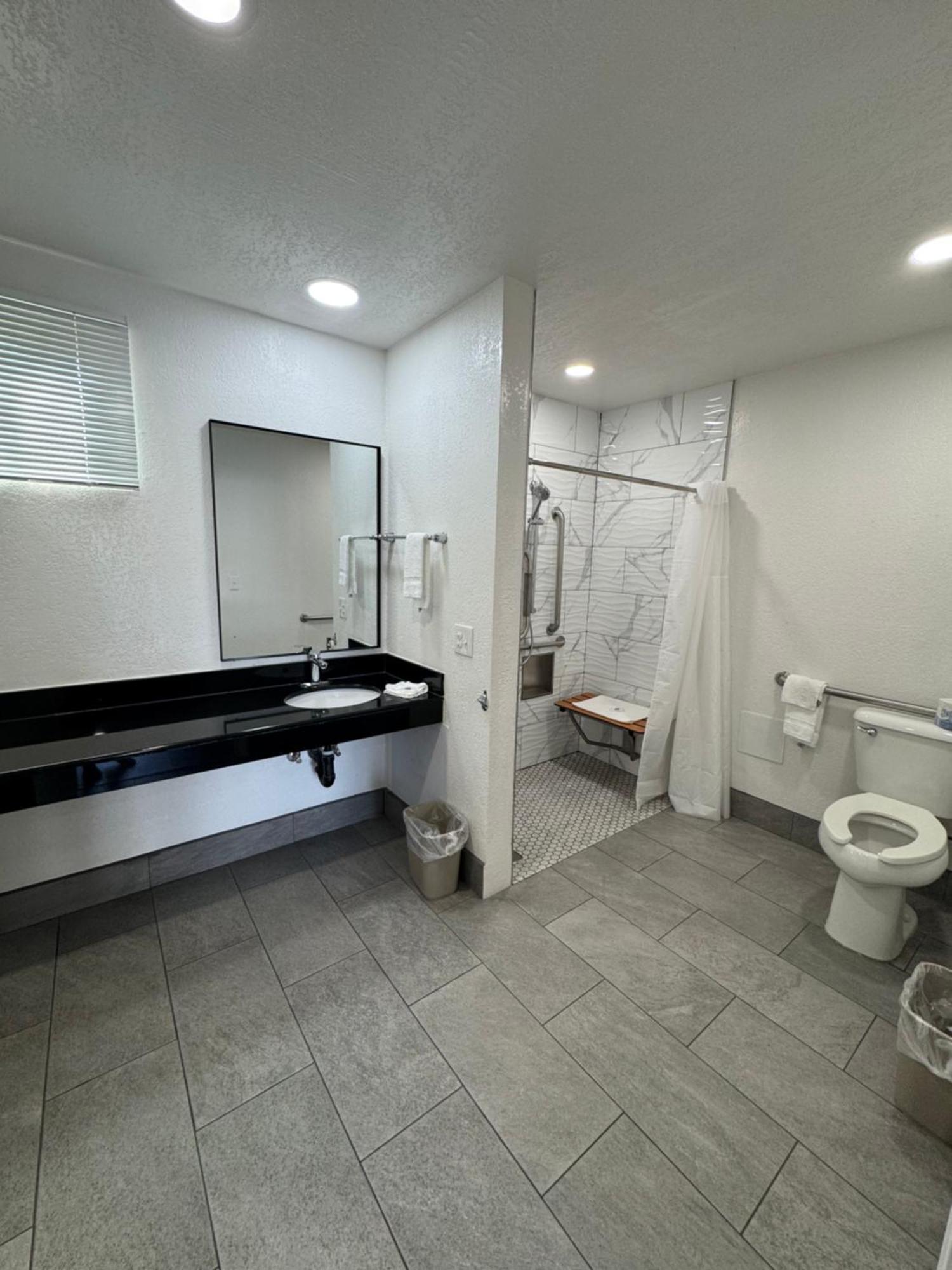 Queen Room one Queen Bed Disability Access Non-Smoking,1618285752:JPEG