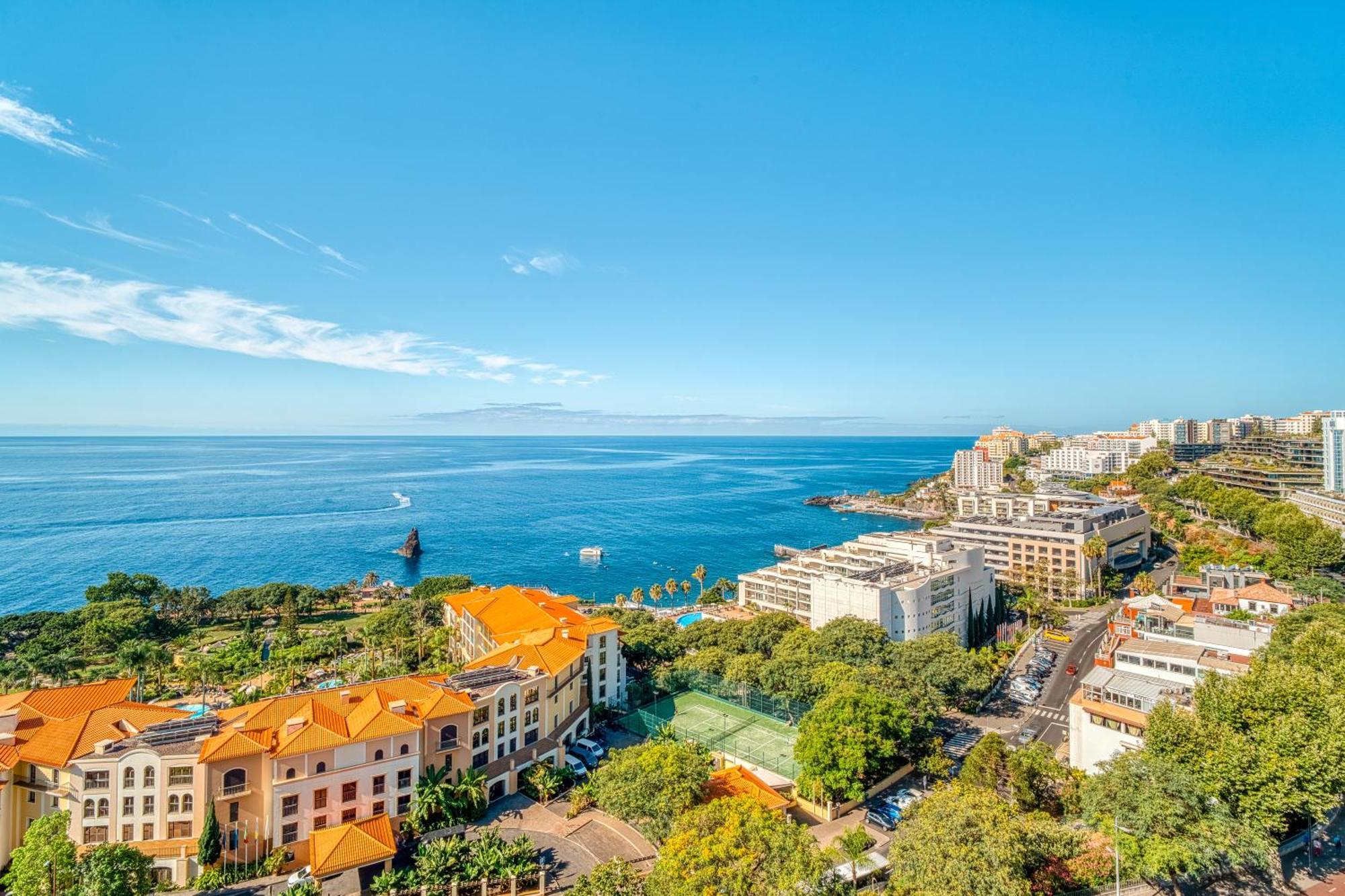 Deluxe Double or Twin Room with Sea View (3 Adults)