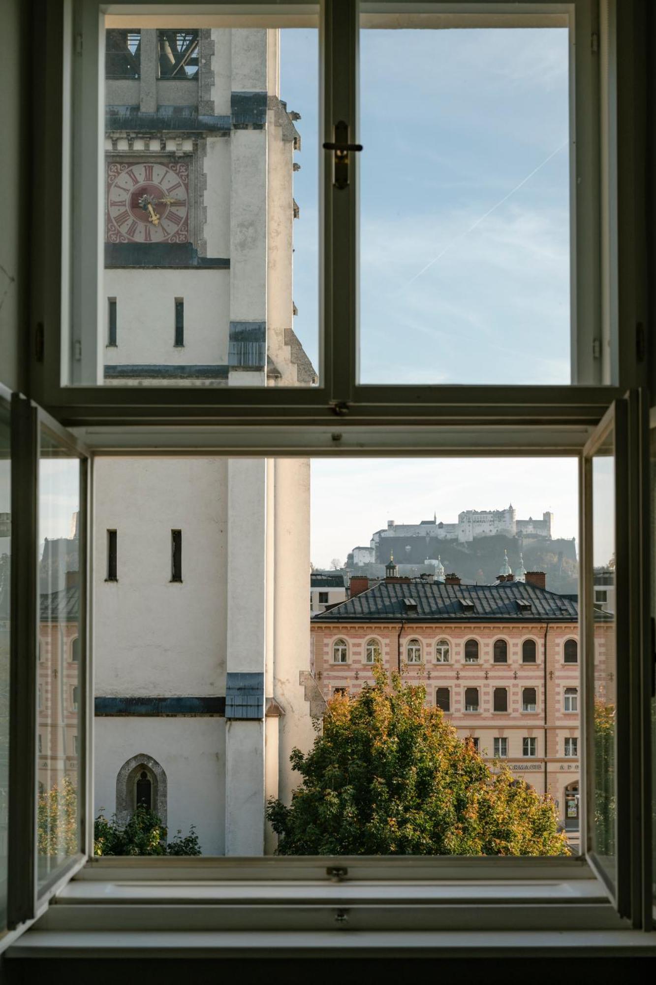 SIGNATURE andrä with castle view