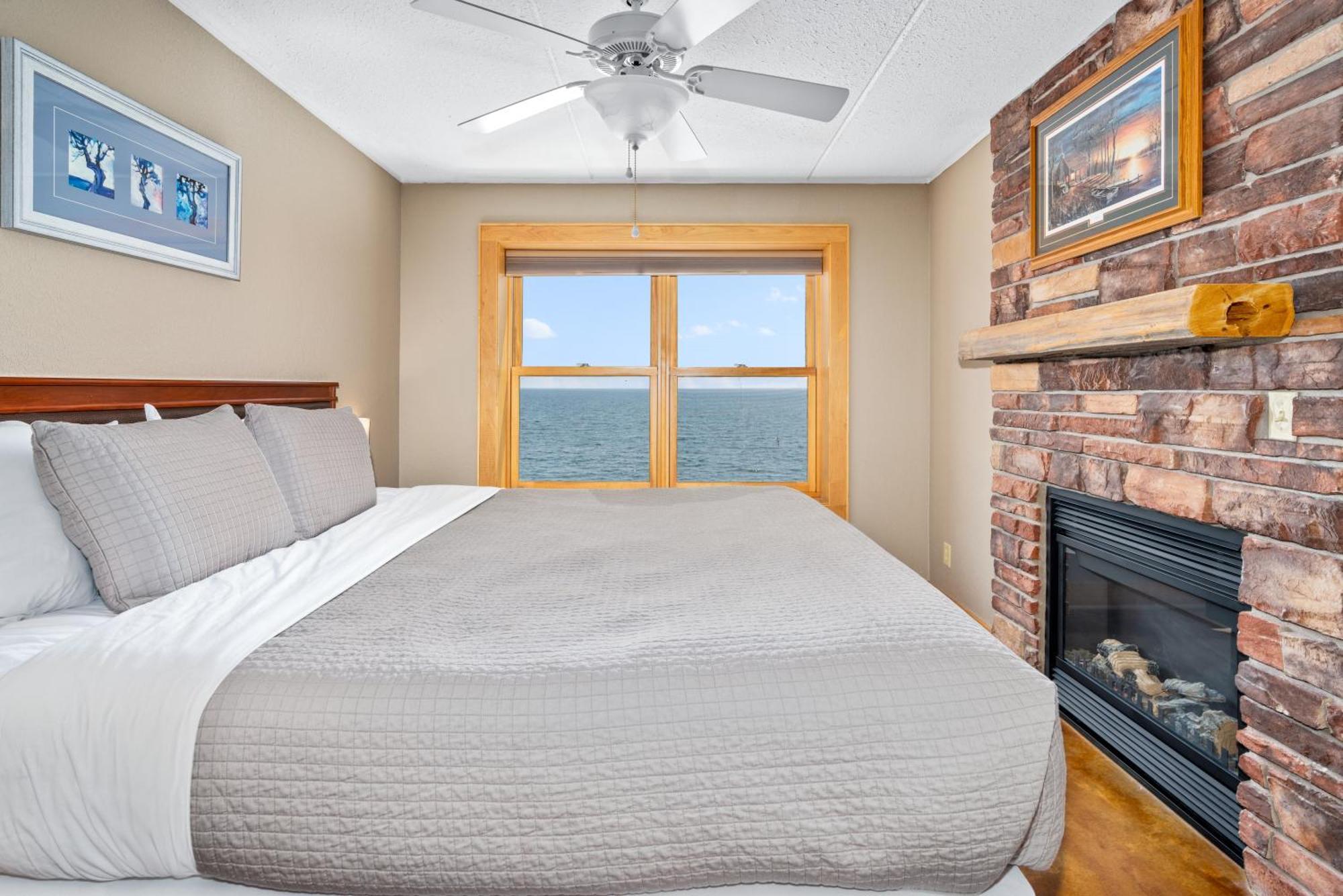 One-Bedroom Lakeside Suite,1627233051:JPEG