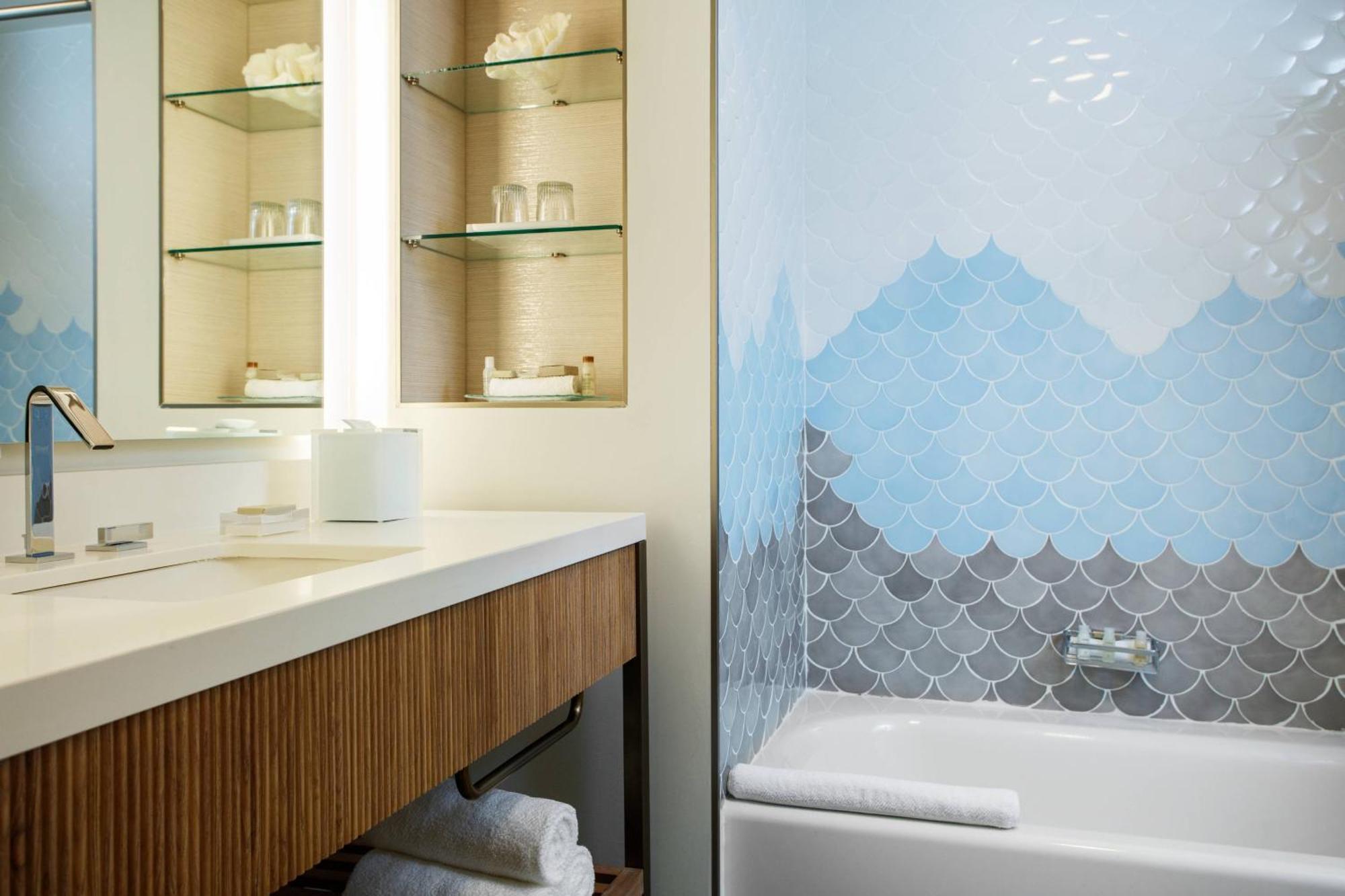 Quarto Queen com Duas Camas Queen-size e Vista para o Resort