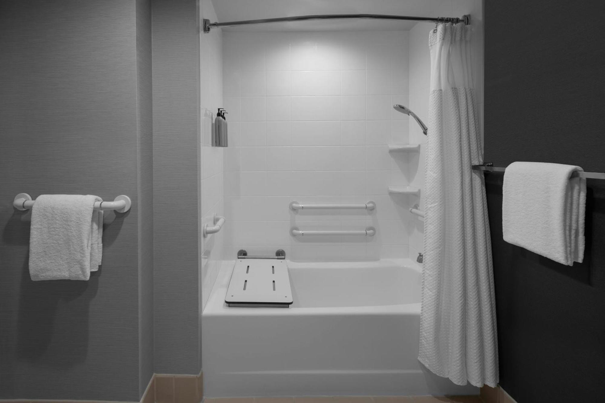 King Room Bathtub Mobility Access or Hearing Accessible,1643161617:JPEG