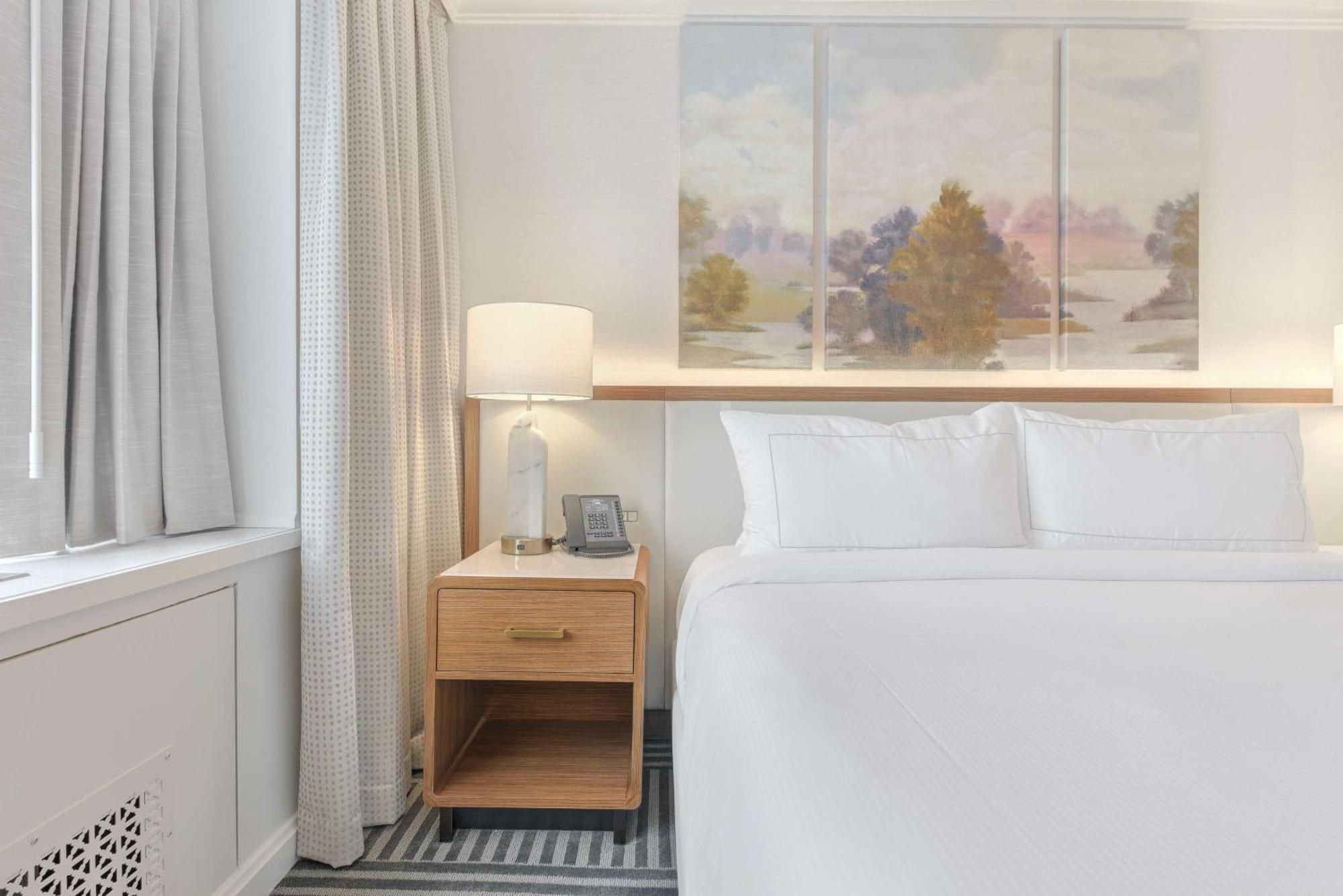 Suite Junior con cama extragrande y zona de estar