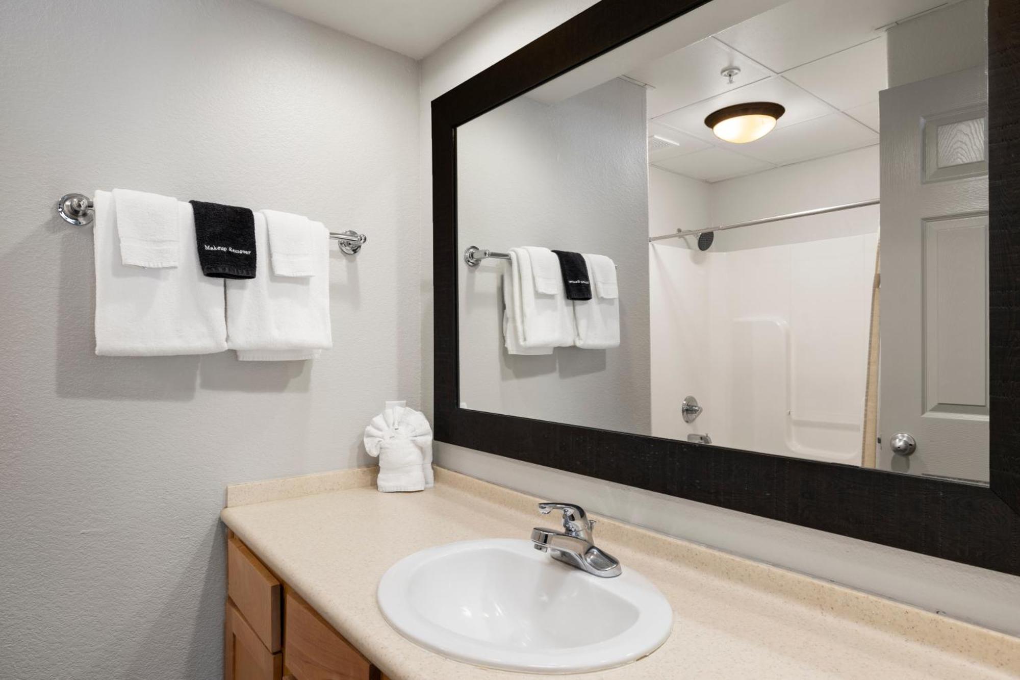 2 Bdrm Luxury Condo Jacuzzi w or Kitchen,1660298486:JPEG