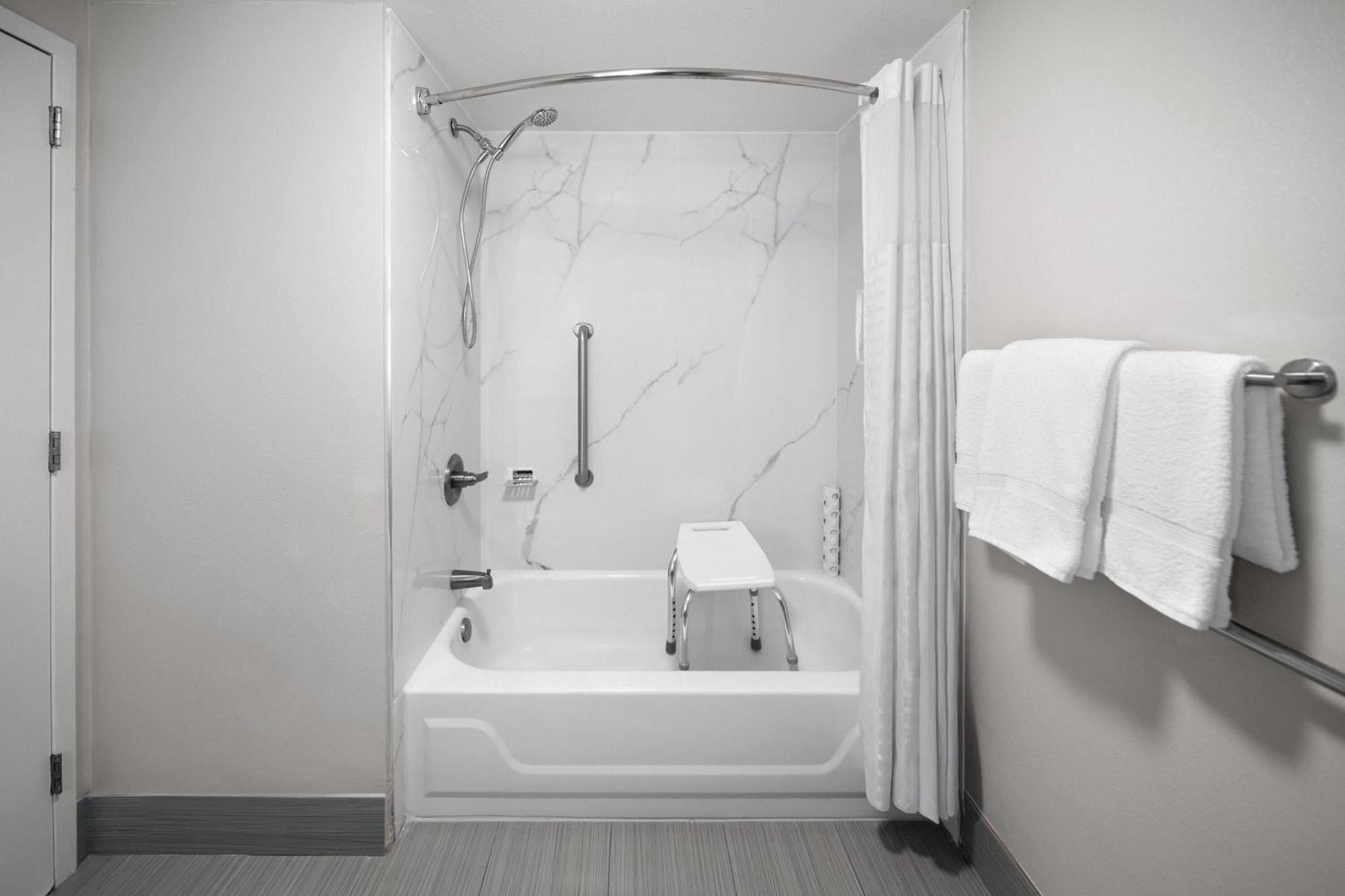 King Room Bath Tub Mobility or Hearing Accessible Non-Smoking,1666663769:JPEG