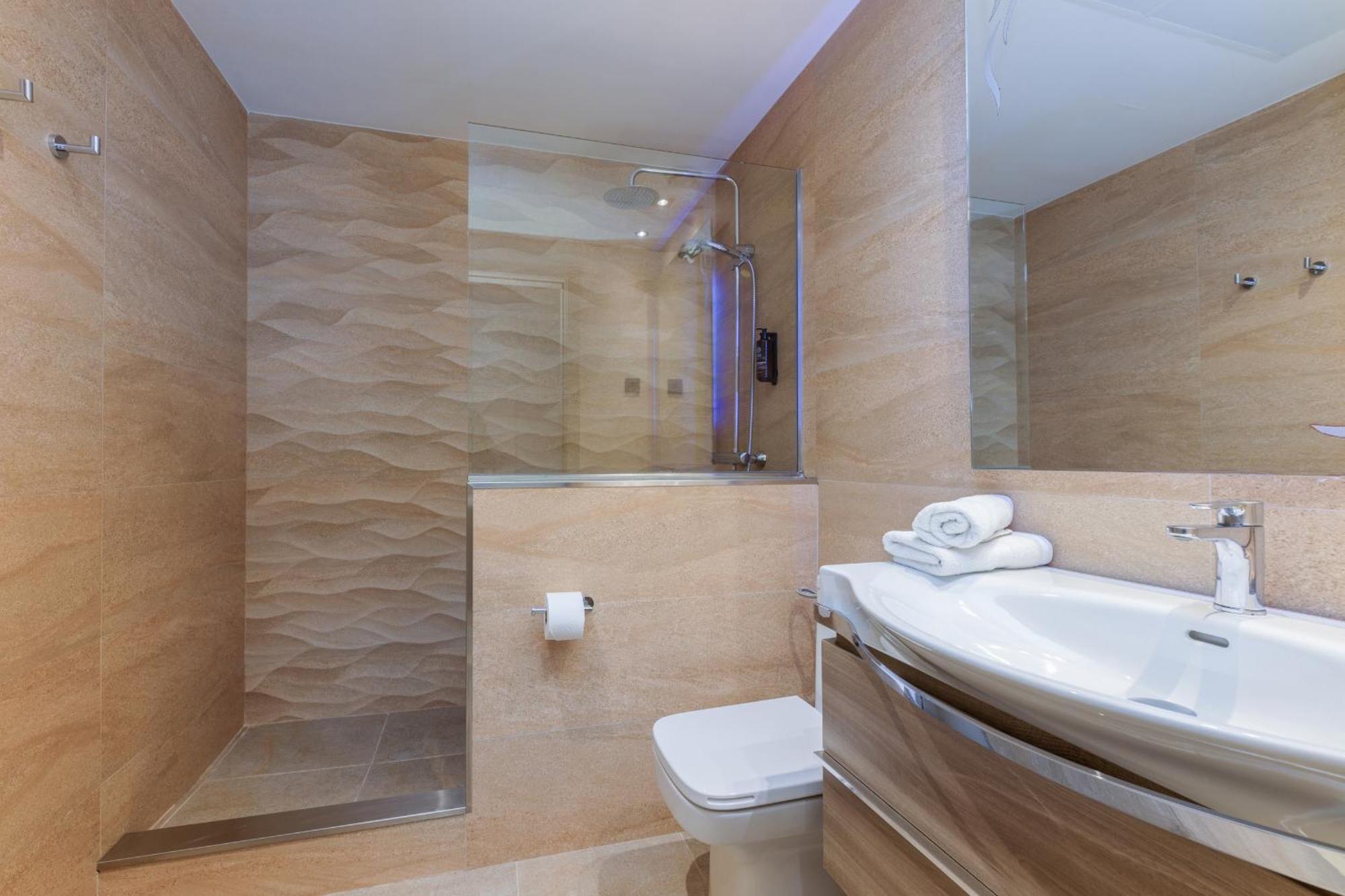 Quarto com Cama de Casal ou 2 de Solteiro e Cama Extra