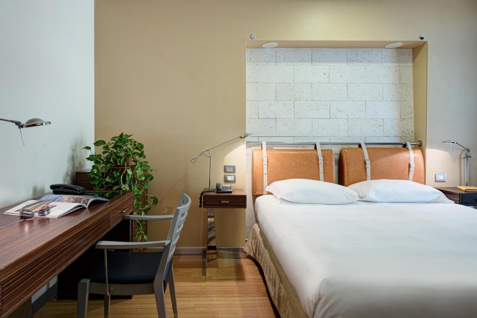 Doppel-/Zweibettzimmer mit seitlichem Meerblick