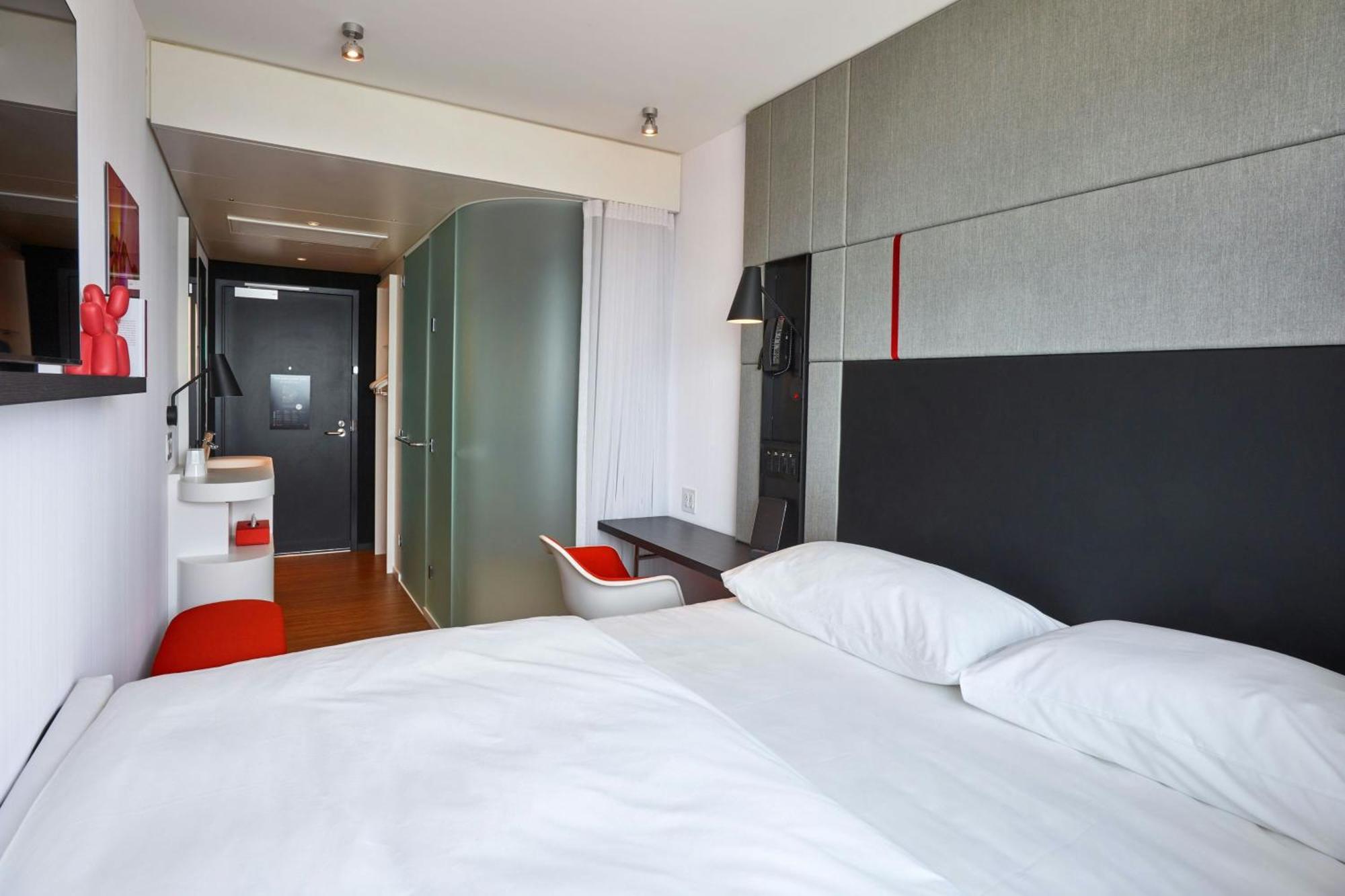 Habitación con cama extragrande.