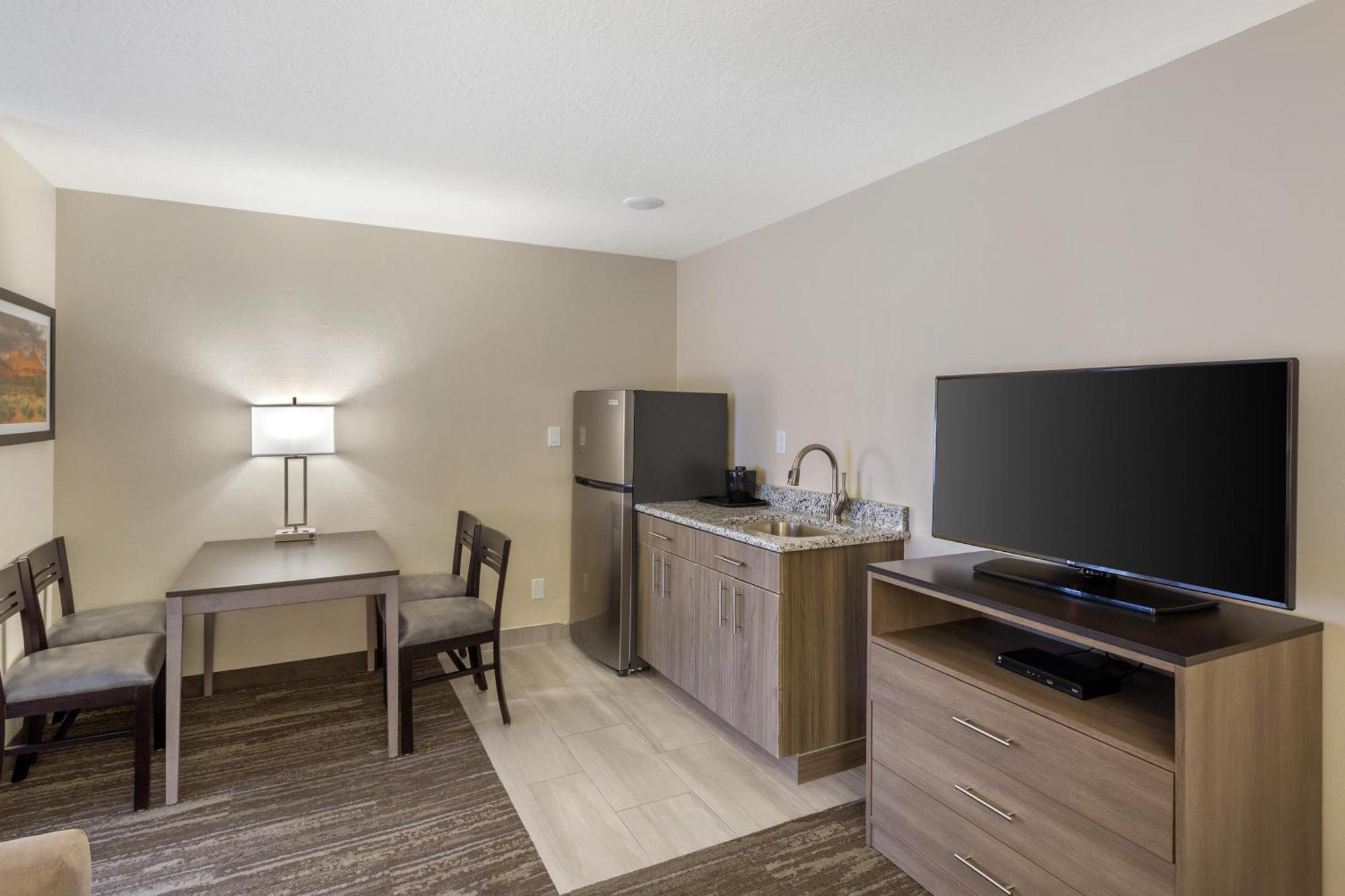 Queen Suite with Sofa Bed and Kitchenette - Non-Smoking