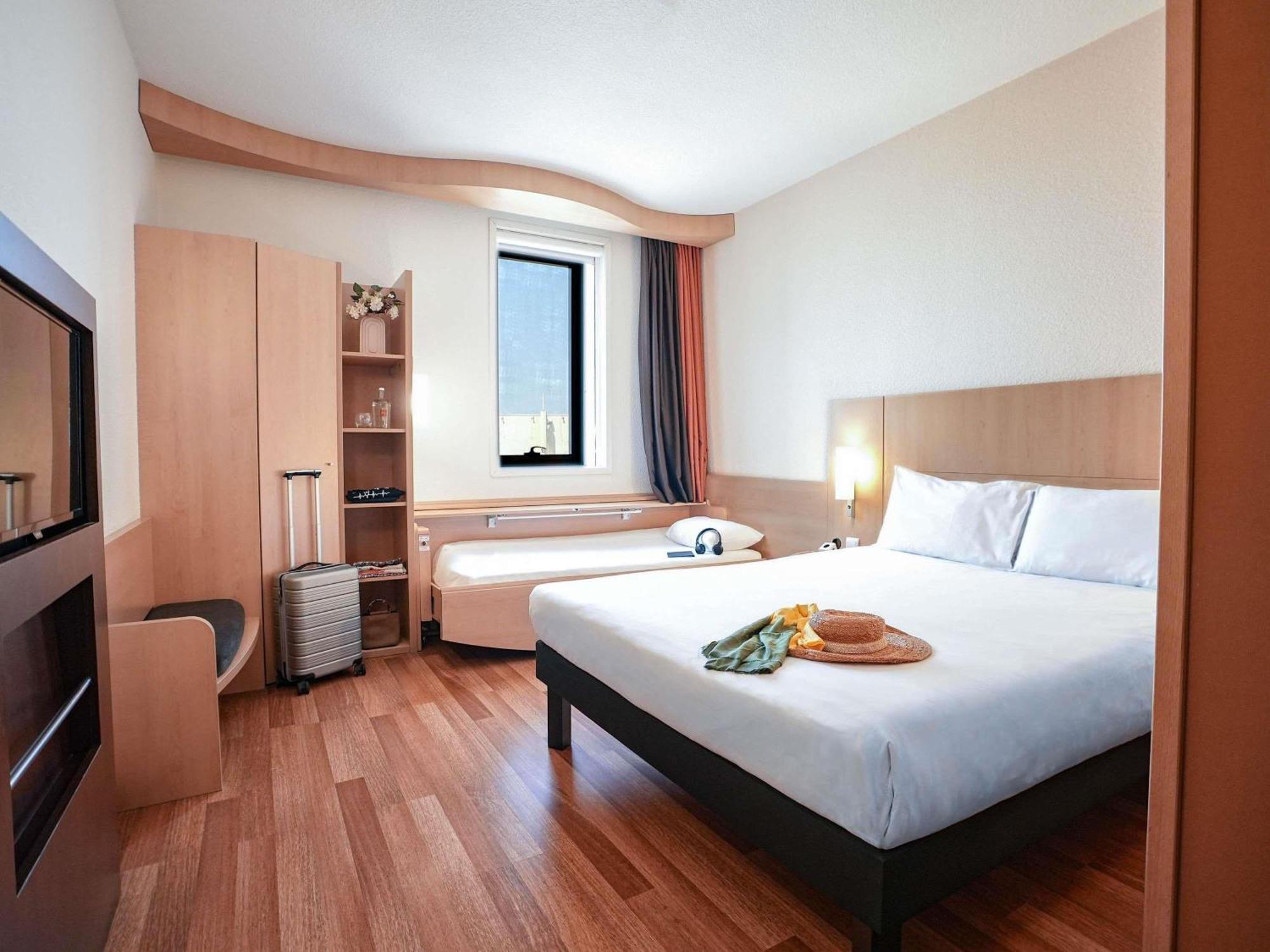 Quarto Standard com 1 Cama de Casal e 1 de Solteiro - Não Fumantes