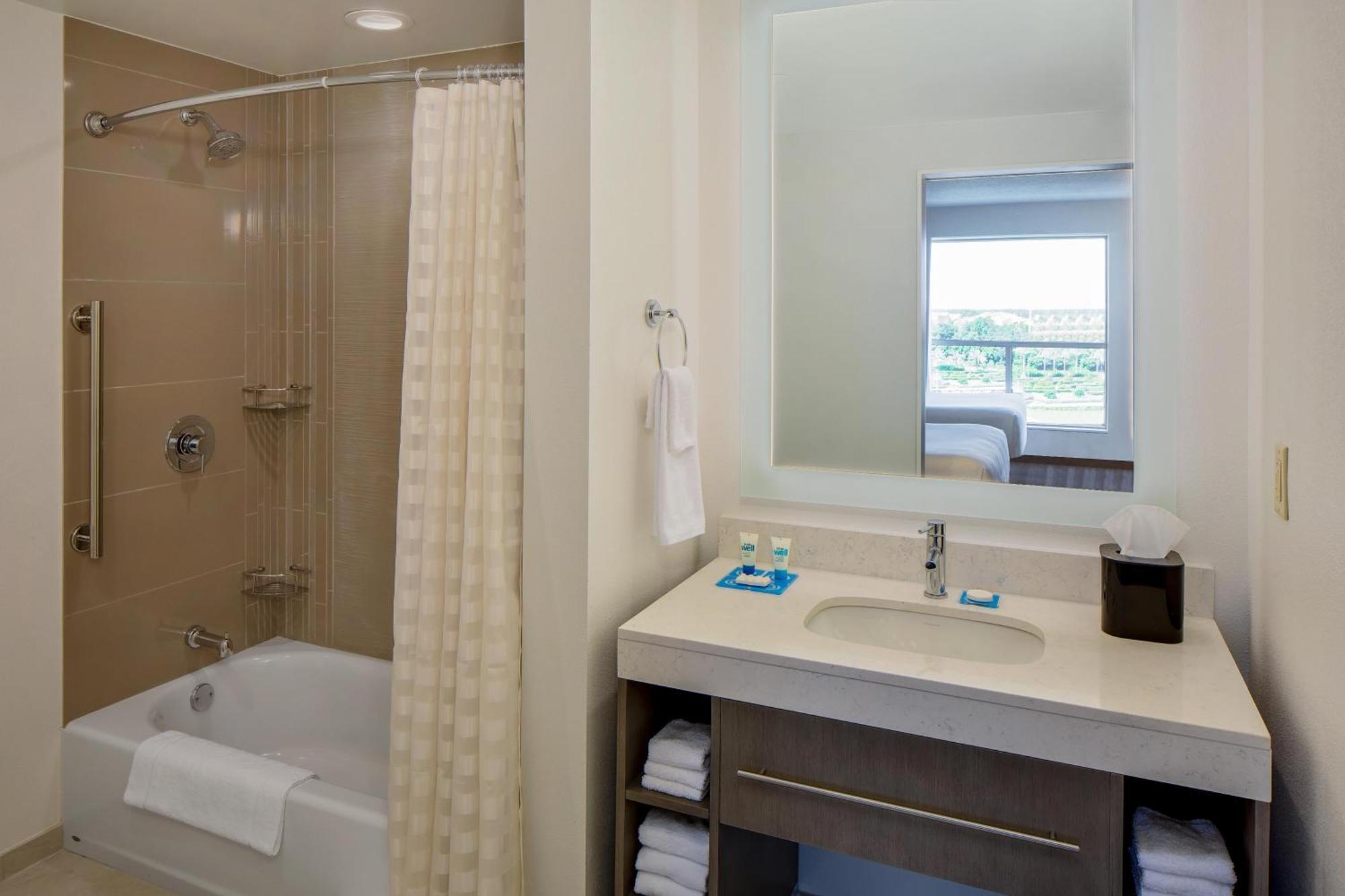 One-Bedroom Specialty Suite Two Queen Beds Kitchen Sofa Bed,1743142204:JPEG