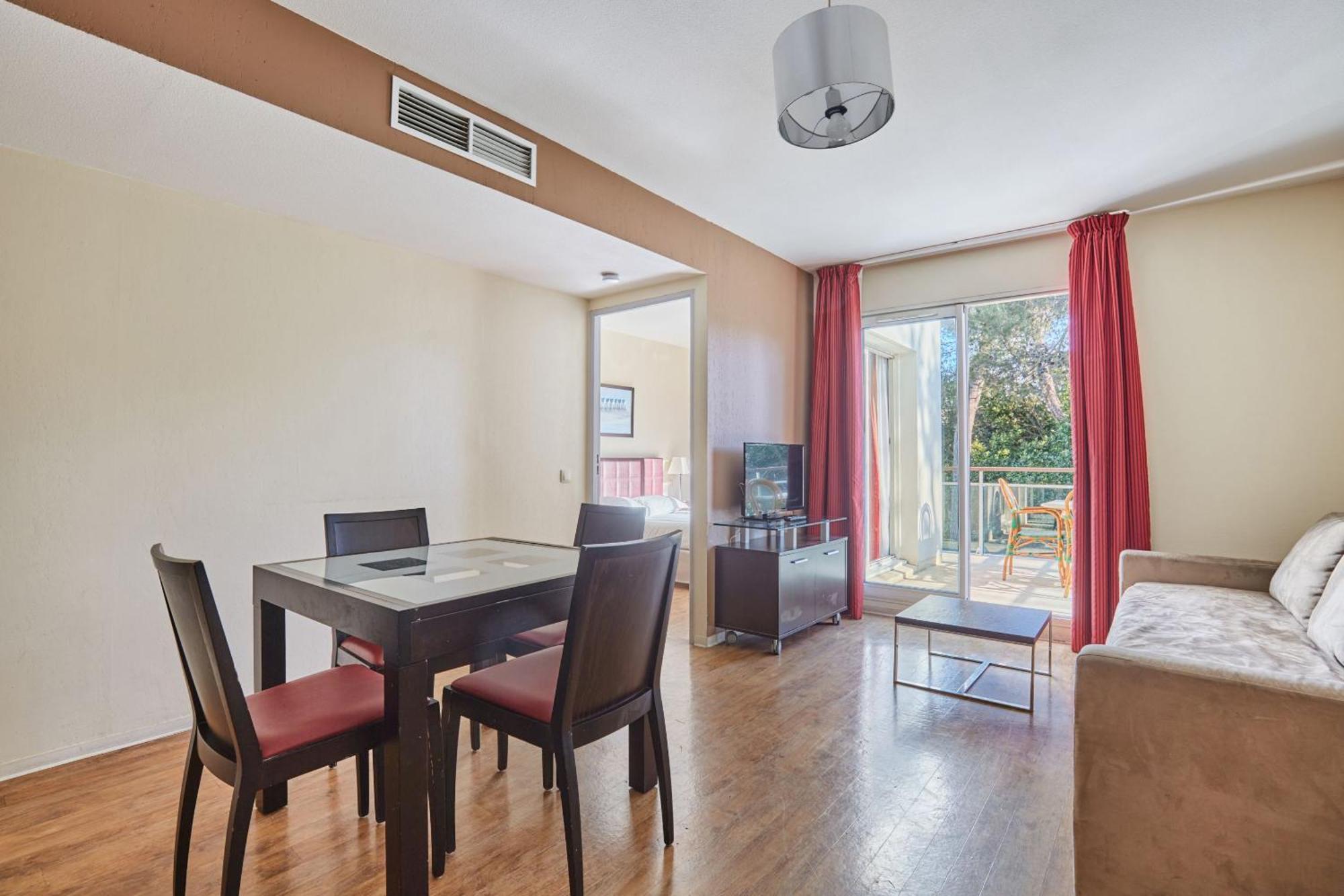 Superior One-Bedroom Apartment Balcony,1758531603:JPEG
