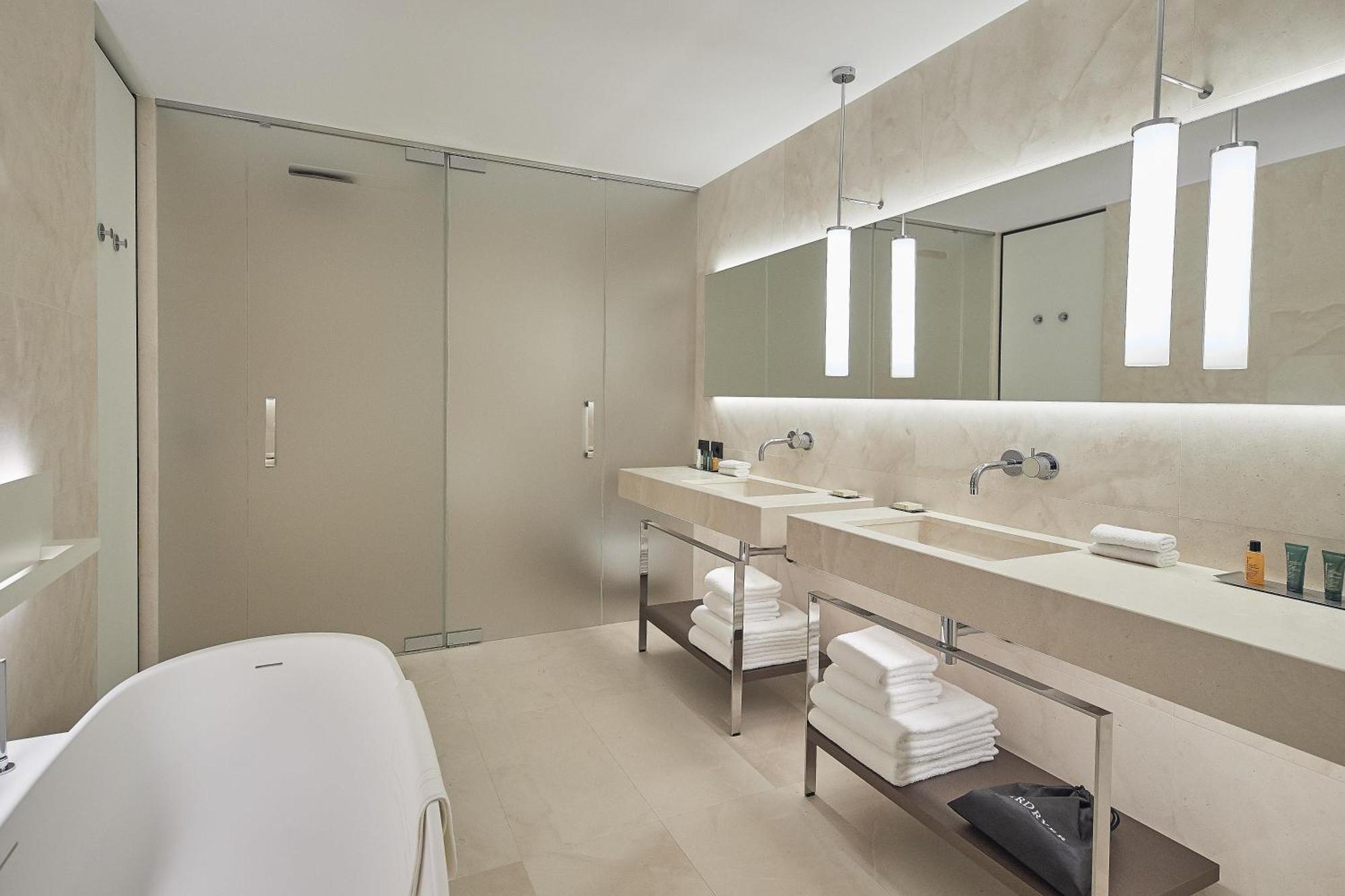 Habitación Doble Premium con cama grande y vistas al lago
