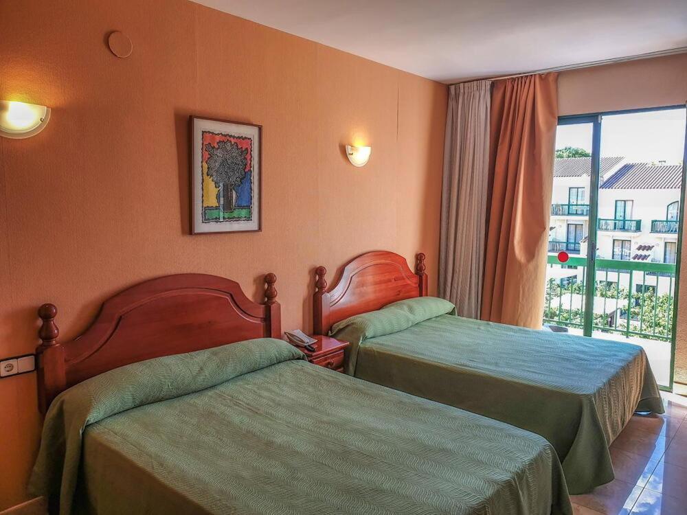 Chambre Triple (2 Adultes & 1 Enfant)