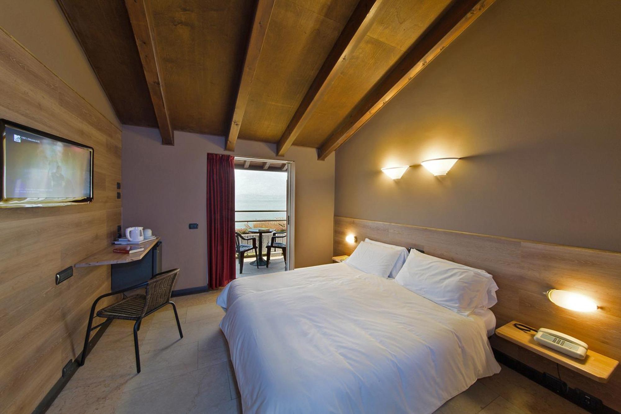 Double or Twin Room with Lake View