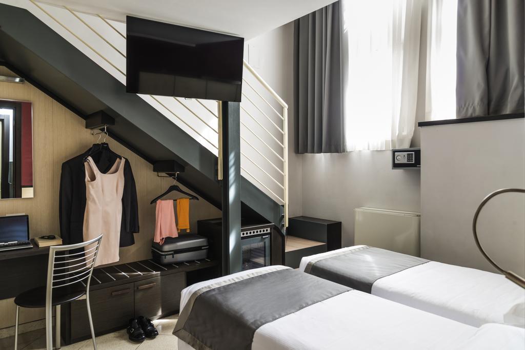Quintuple Room