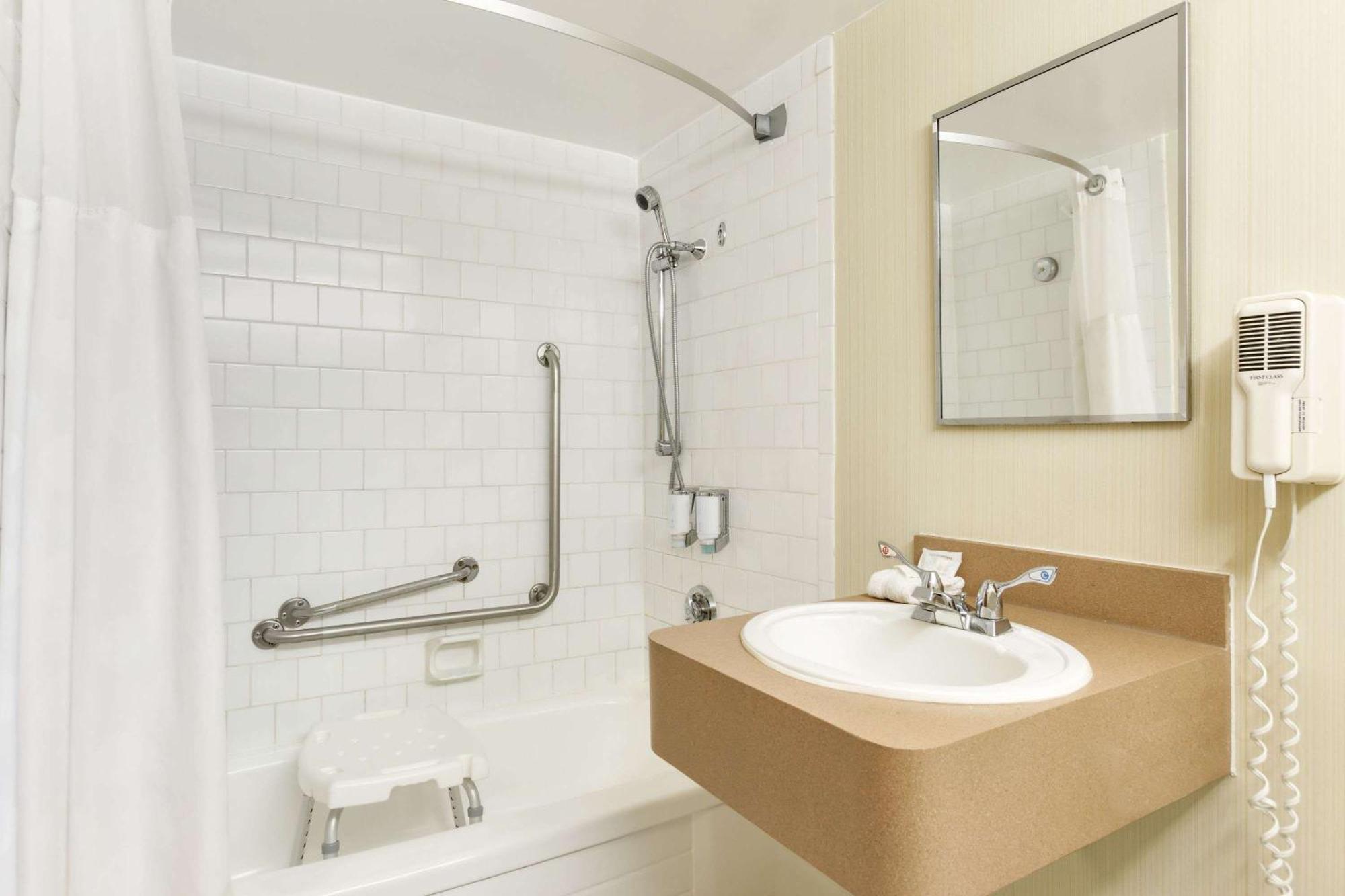 Queen Room with City View - Mobility Access/Non-Smoking