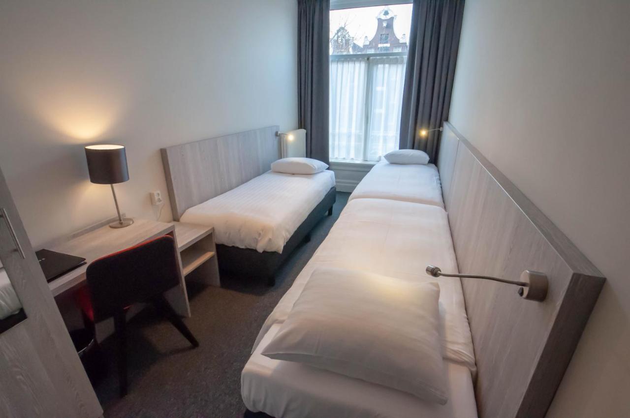 Dreibettzimmer mit Dusche