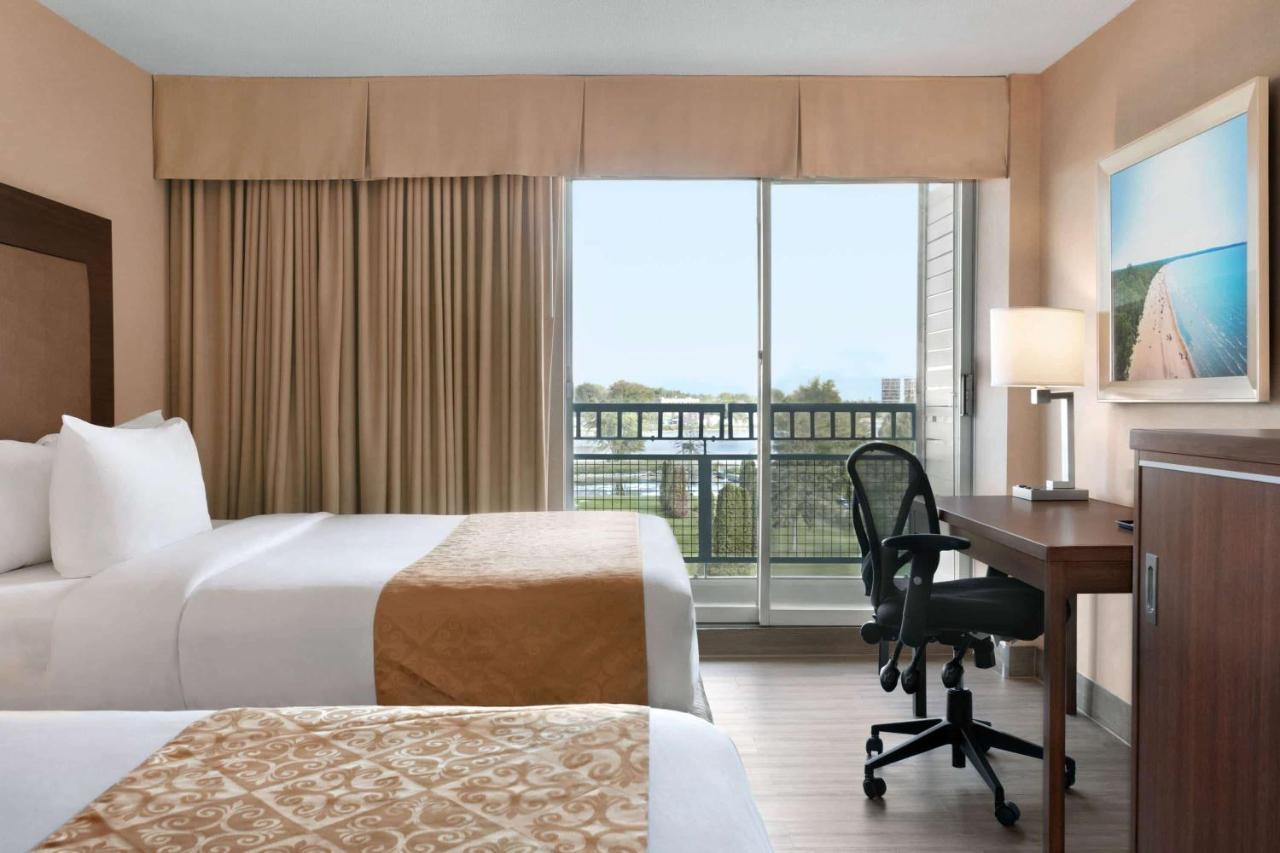 Queen Room with Two Queen Beds and City View - Non-Smoking