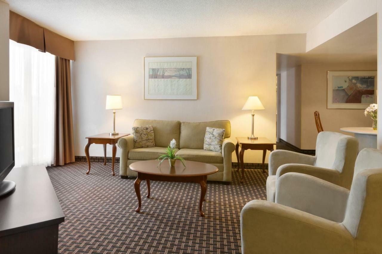 One-Bedroom King Suite with Water View - Non-Smoking