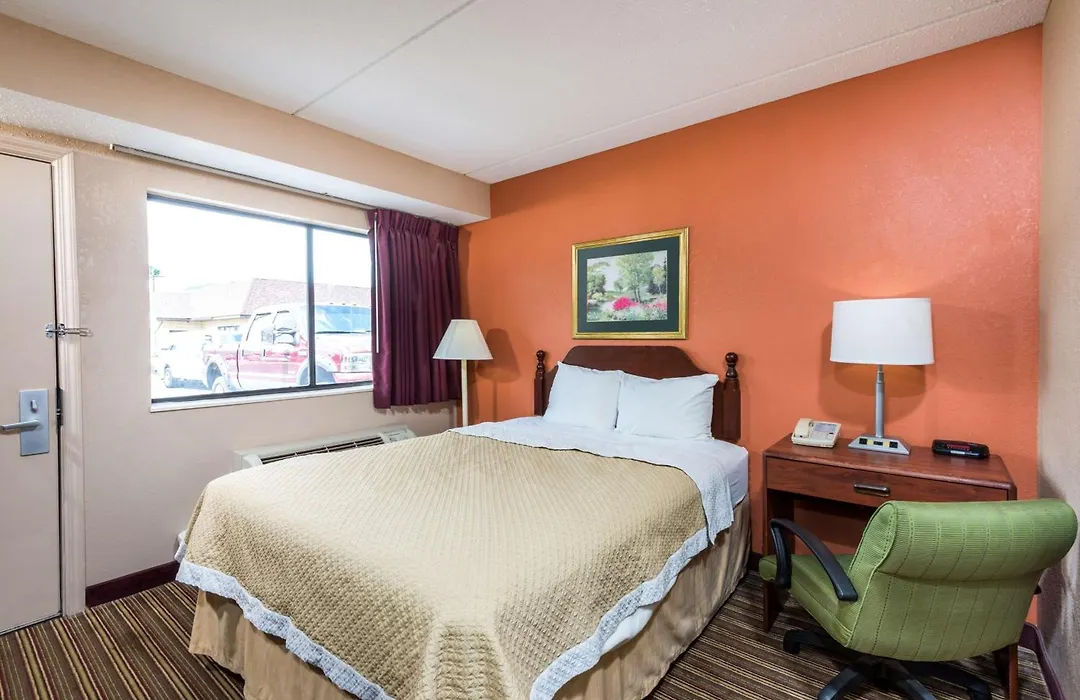 Days Inn By Wyndham Pittsburgh-Harmarville-1