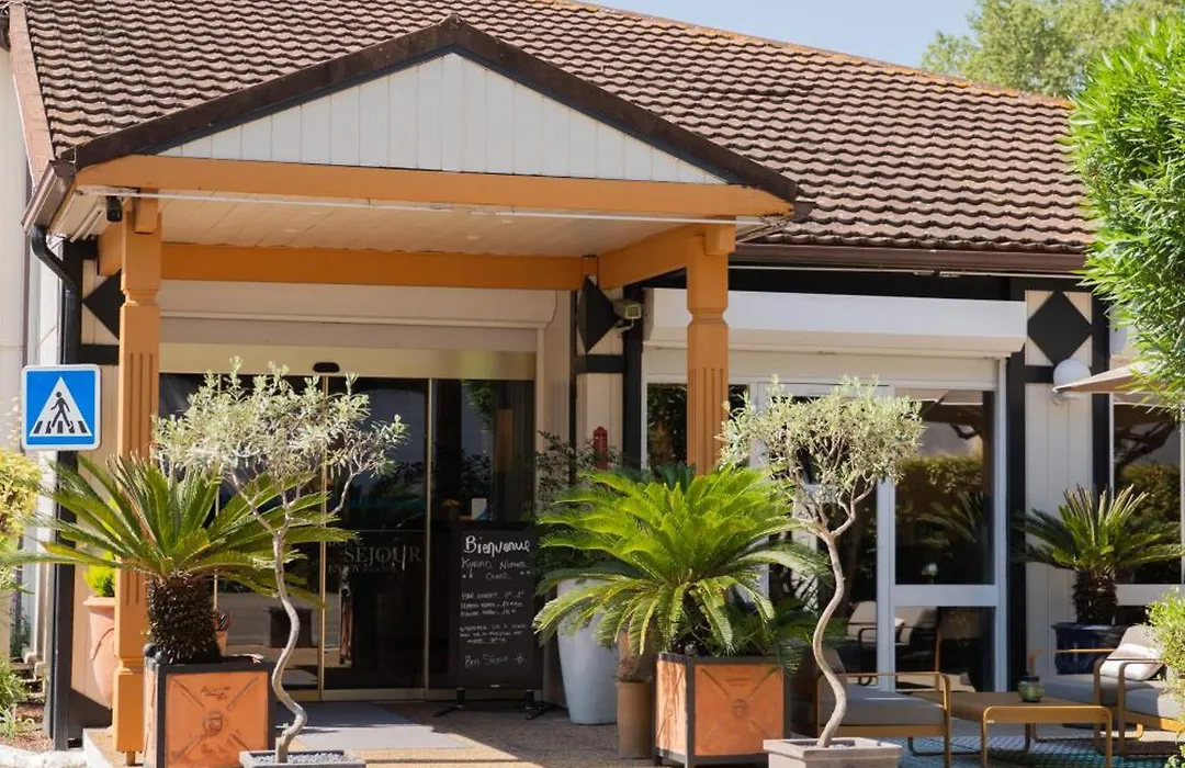 Brit Hotel Confort Nîmes Ouest - A9 sortie 25 - Pdj dès 5h30 - Parking PV - Terrasse&jardin - Pet friendly - Séminaire - Accueil groupe-1