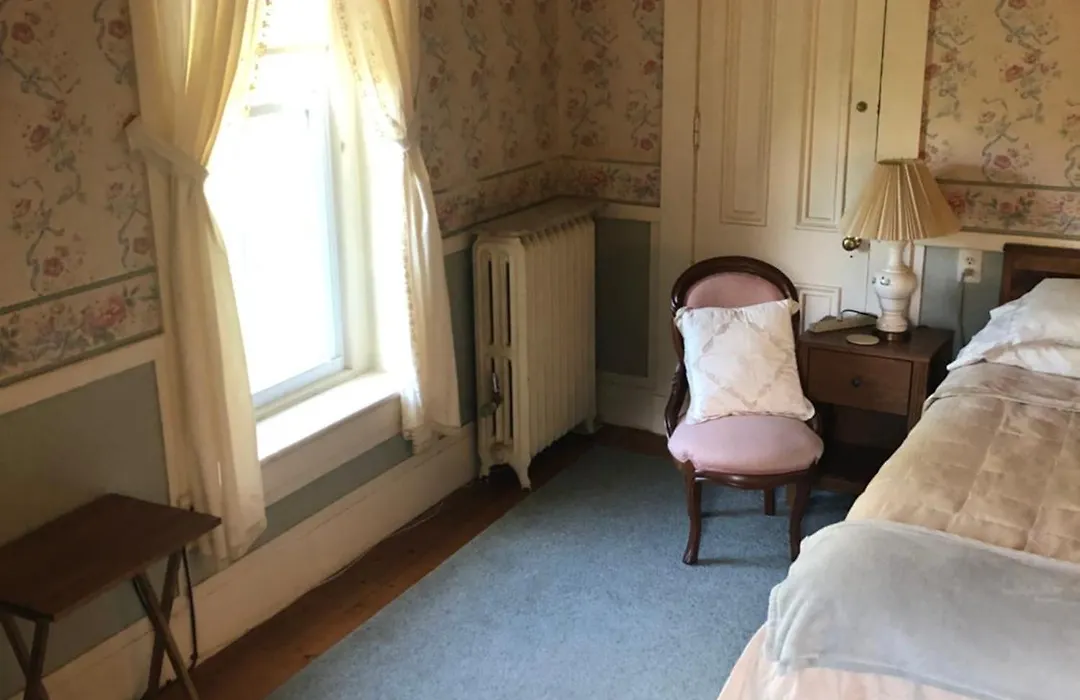 Antique Mansion B & B-1